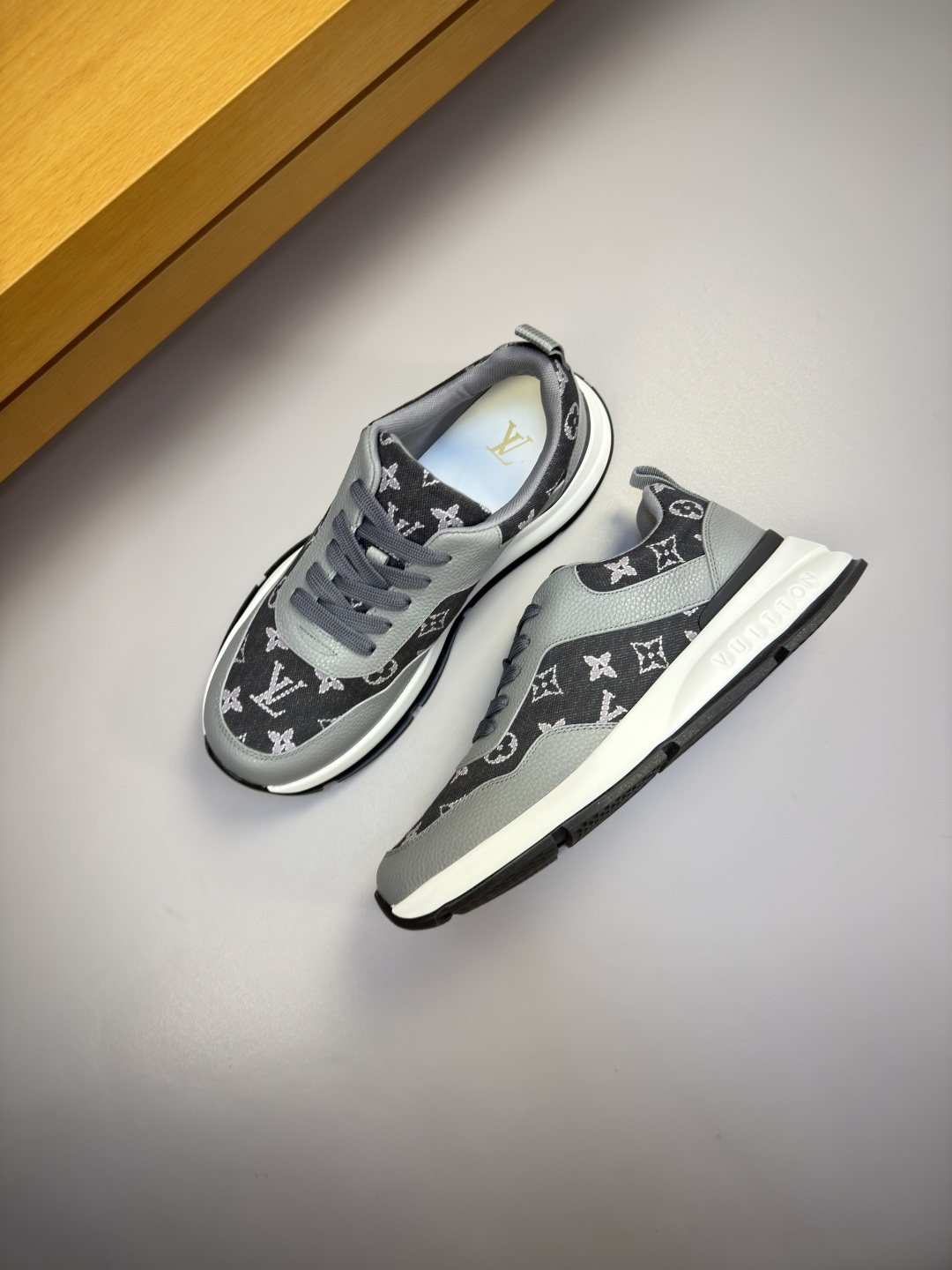 [Louis Vuitton] LV 루이비통 프리미엄 슈링크 & 하이글로시 모노그램 콤비 스니커즈 신발