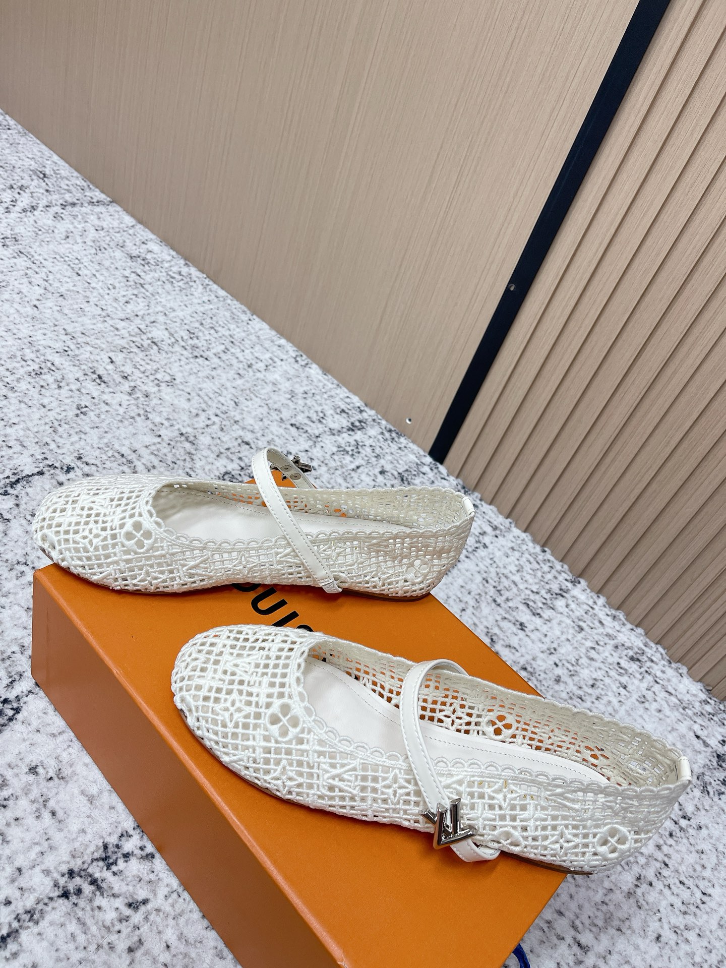 루이비통(LV) 레이스 메리제인 플랫슈즈 신발