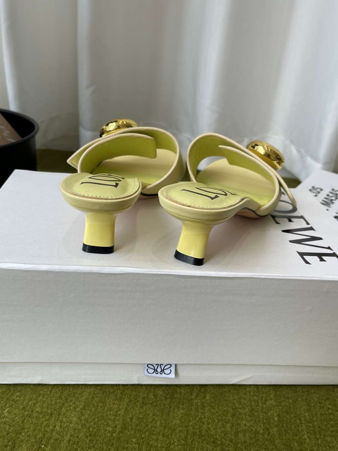 로에베(LOEWE) 메달 스퀘어토 키튼힐 뮬 샌들 신발