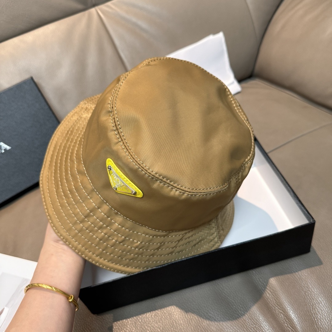 프라다(PRADA) 삼각 로고 옥스포드 버킷햇 모자