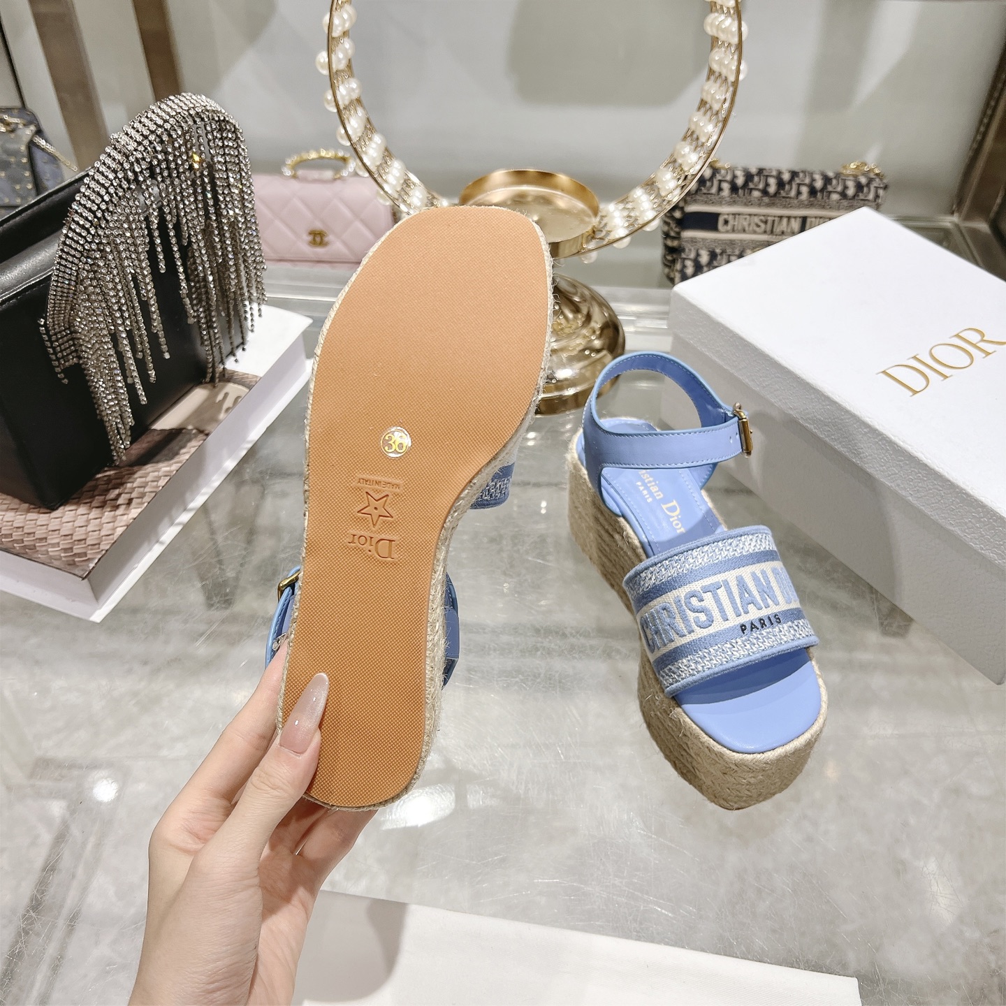 디올(DIOR) Dway 로고 밴드 앵클 스트랩 웨지 샌들 신발