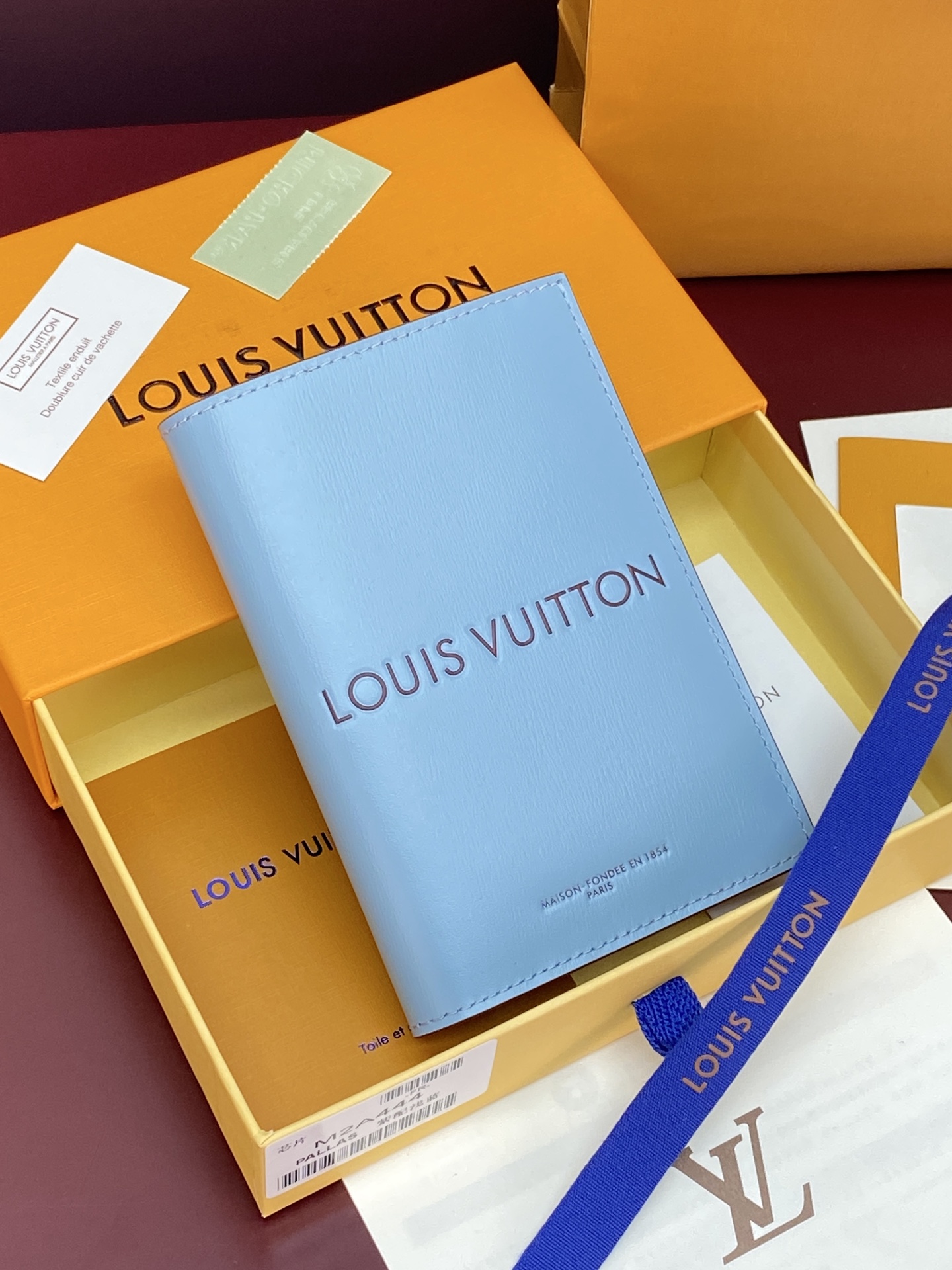 [Louis Vuitton] LV Packaging 루이비통 쇼퍼백 모티브 패스포트 홀더 지갑 M2A444