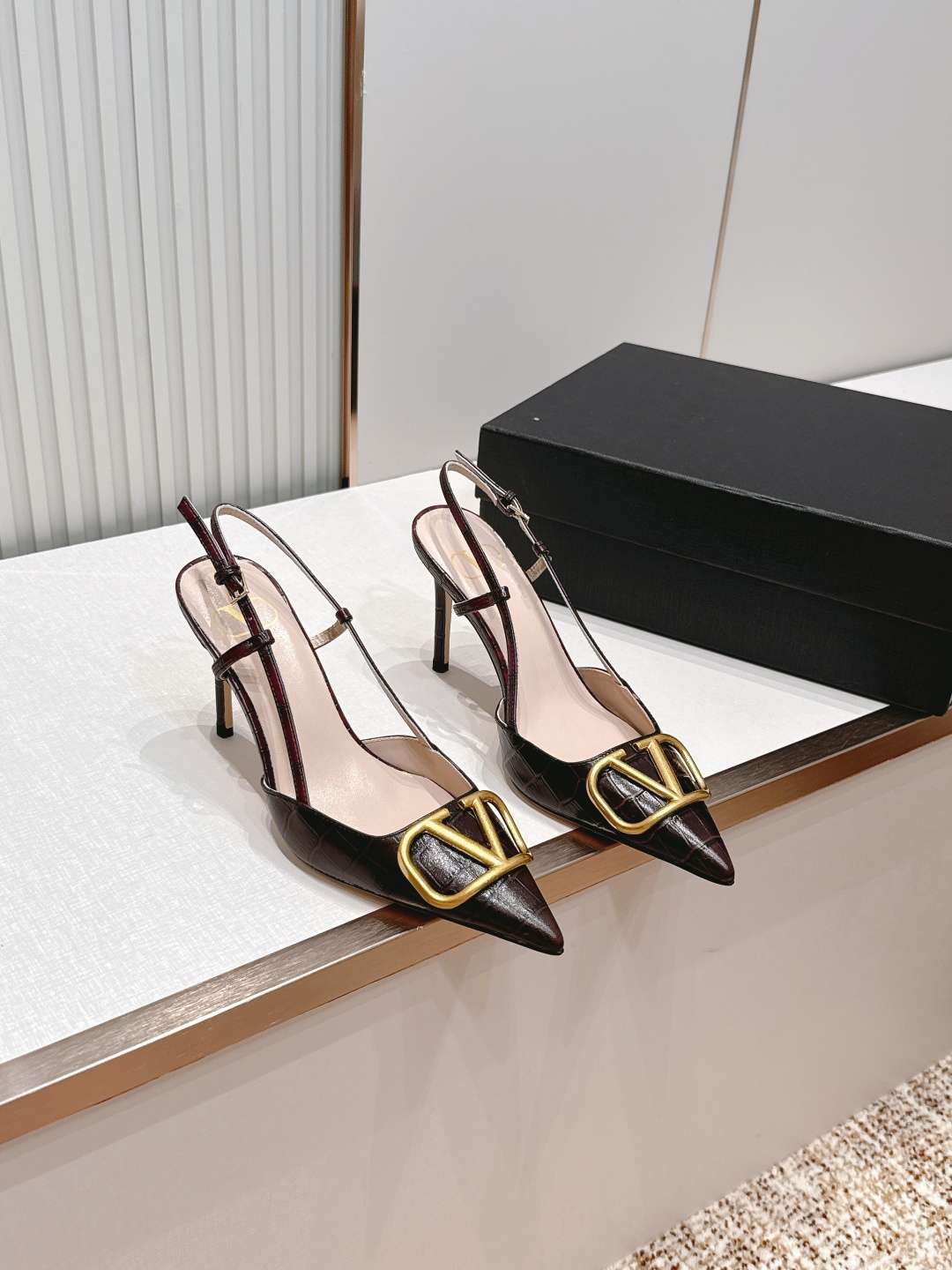 발렌티노(VALENTINO) 시그니처 슬링백 하이힐 신발