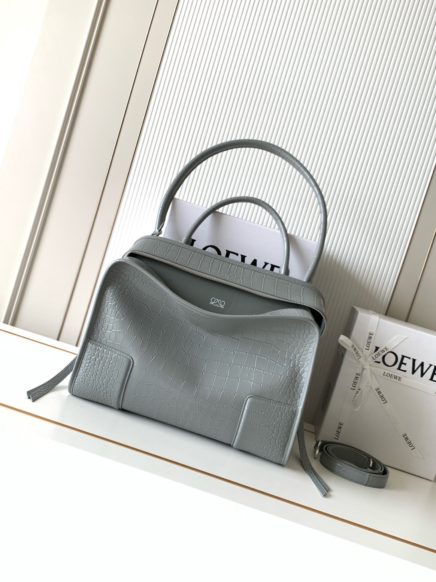 Loewe 로에베 아마조나(Amazona) 180 라지 핸드백 (그레이/크로커다일 패턴) 가방