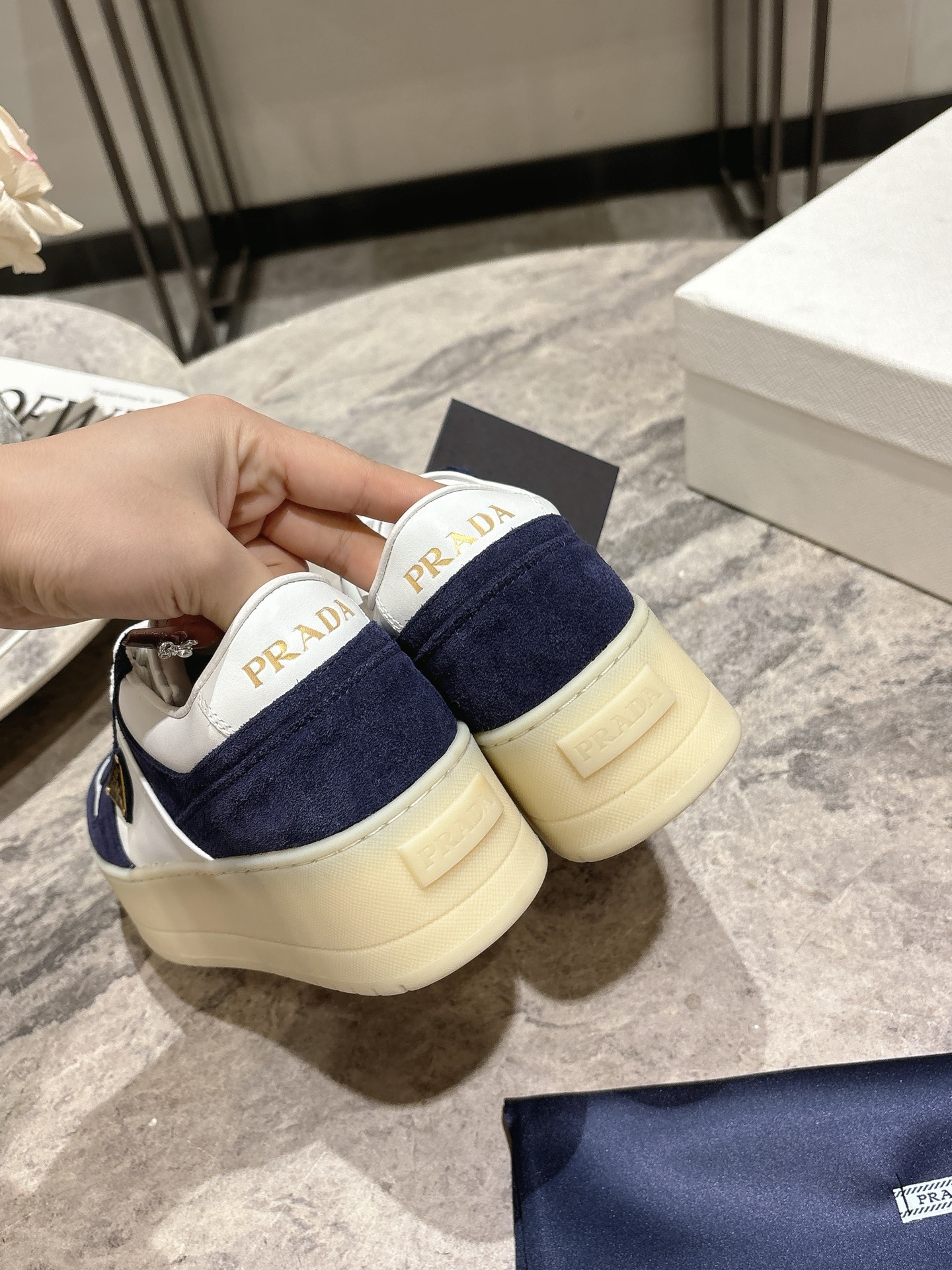 프라다(PRADA) 삼각 로고 플랫폼 스니커즈 신발