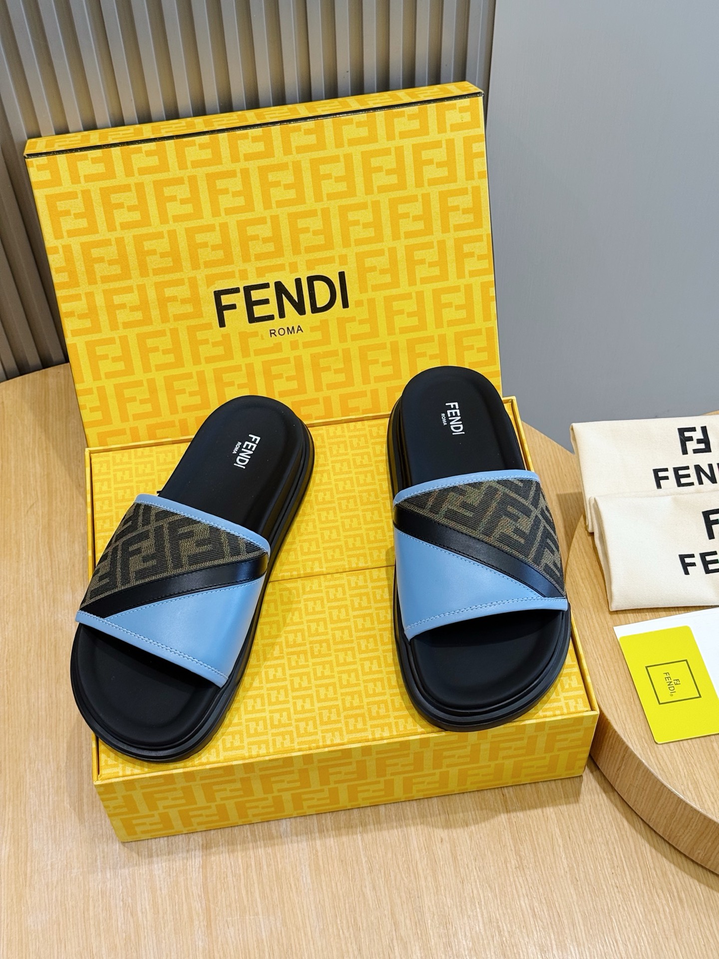 [Fendi] 펜디 맨즈 컬러블록 FF 로고 러버 슬라이드 슬리퍼 신발