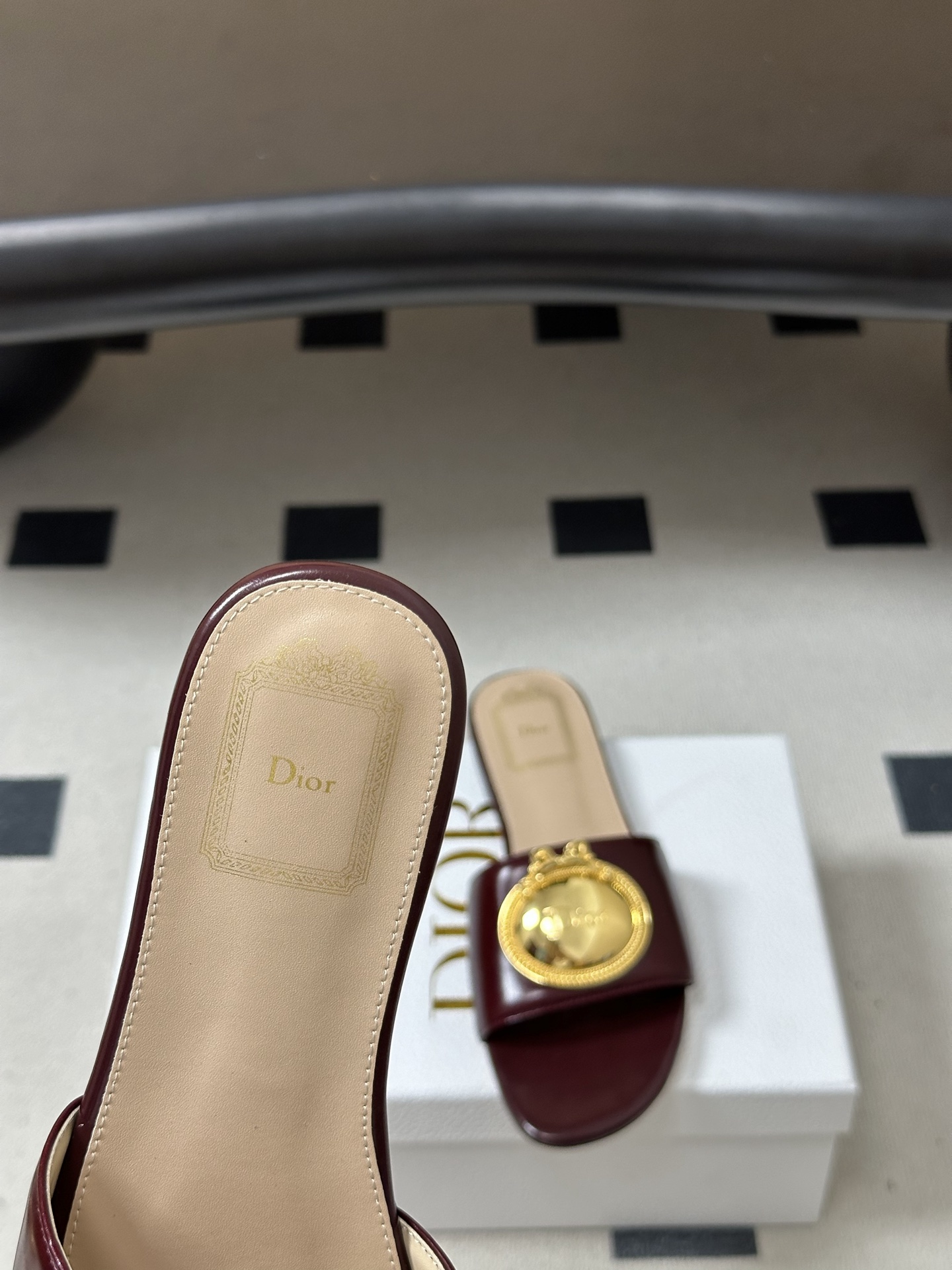디올(DIOR) 메탈 버클 슬라이드 슬리퍼 신발