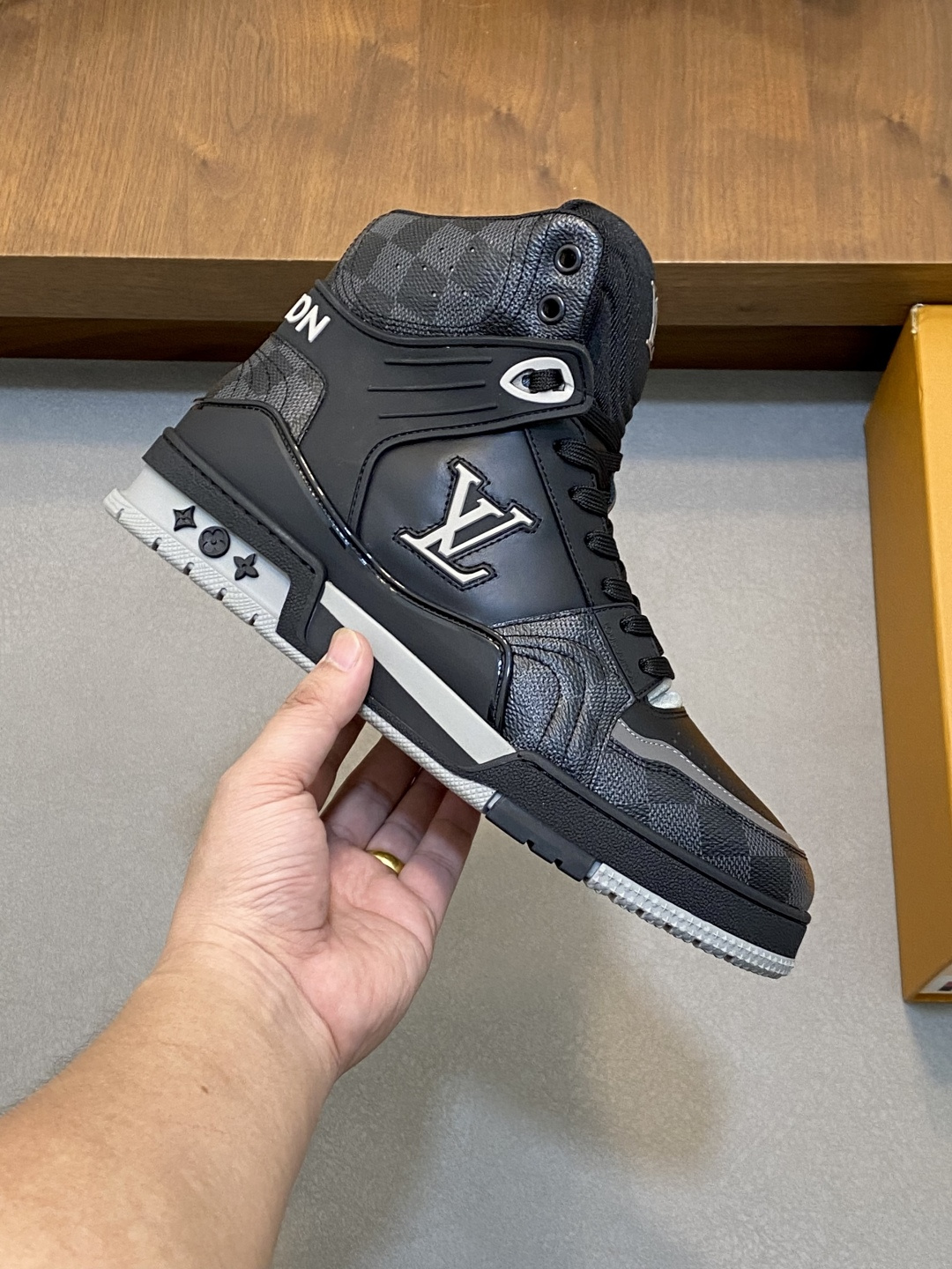 [Louis Vuitton] LV 루이비통 핸드메이드 패치워크 레더 하이탑 스니커즈 신발