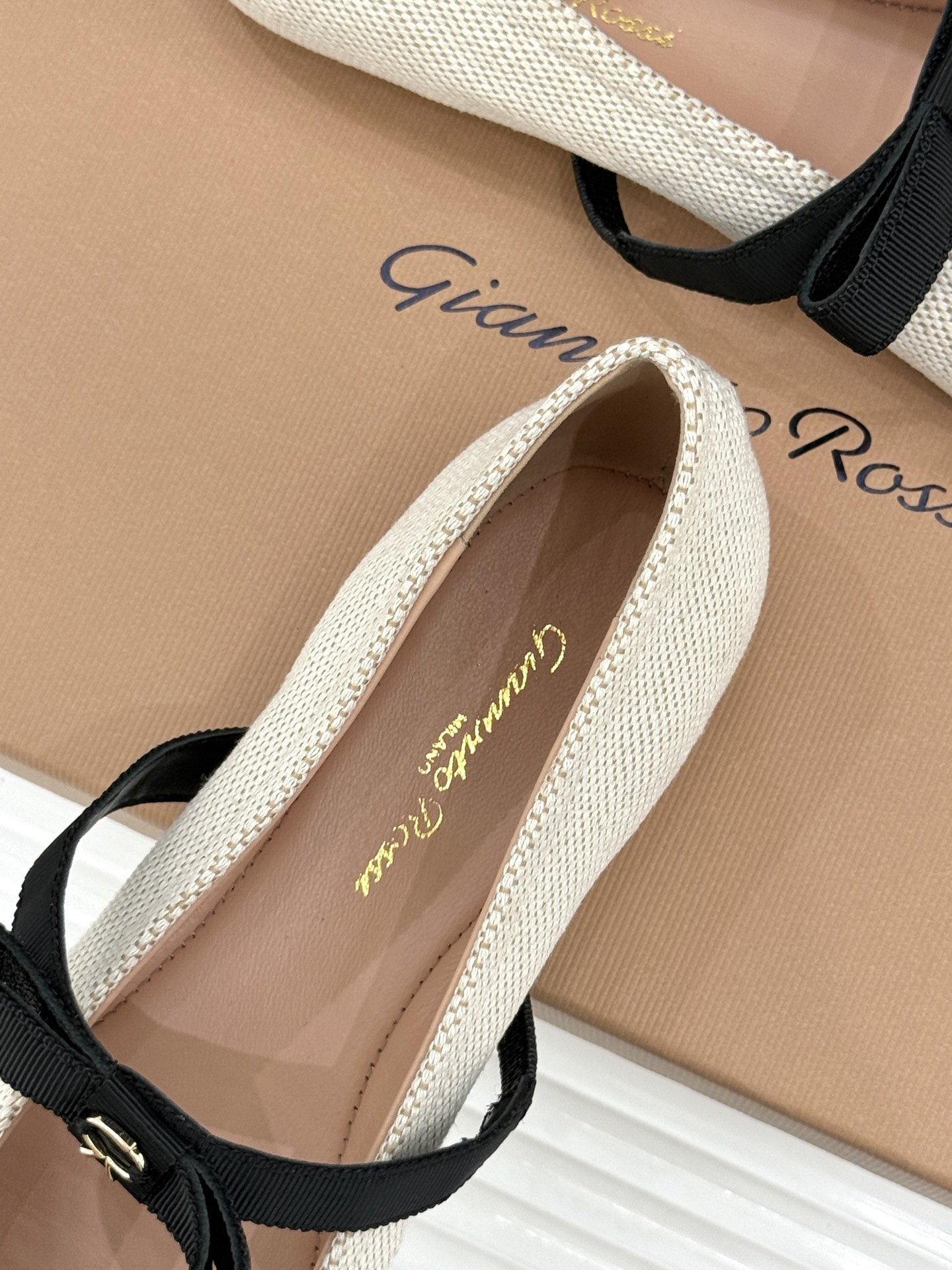 지안비토 로시(Gianvito Rossi) 리본 메리제인 플랫슈즈 신발