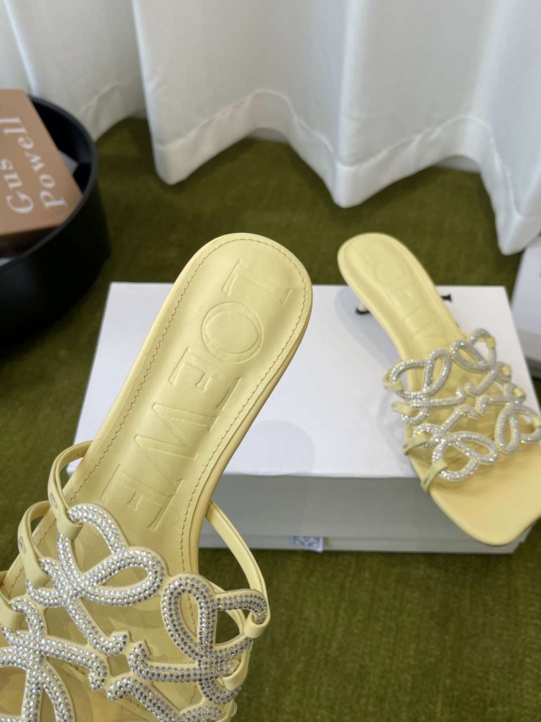 로에베(LOEWE) 아나그램 라인스톤 미들 힐 신발