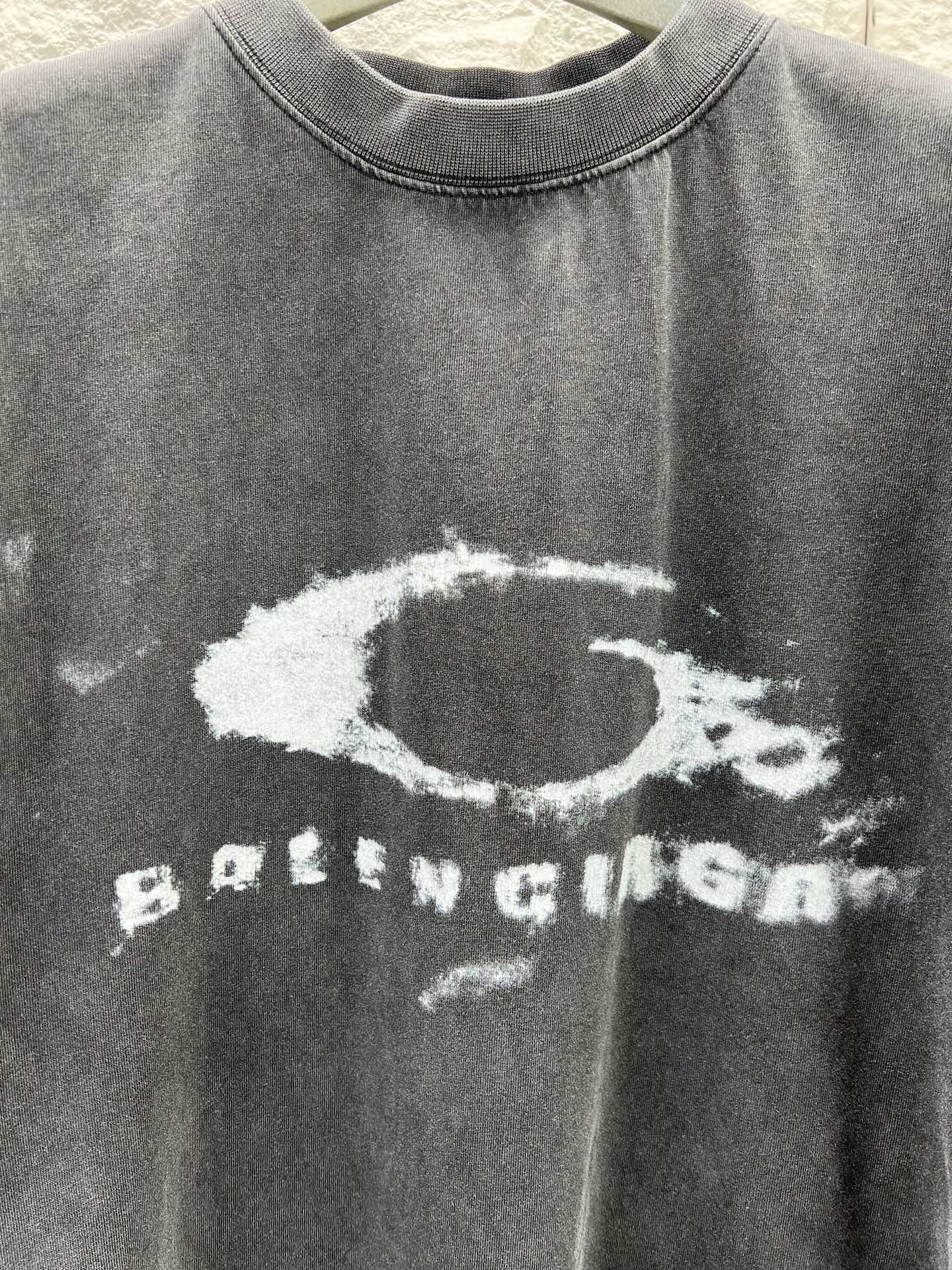 발렌시아가(BALENCIAGA) 스모크 워싱 반팔 티셔츠 의류