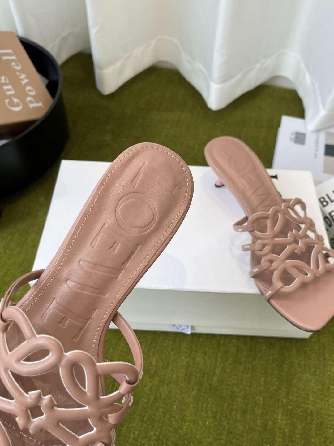 로에베(LOEWE) 아나그램 스트랩 스퀘어토 키튼힐 신발