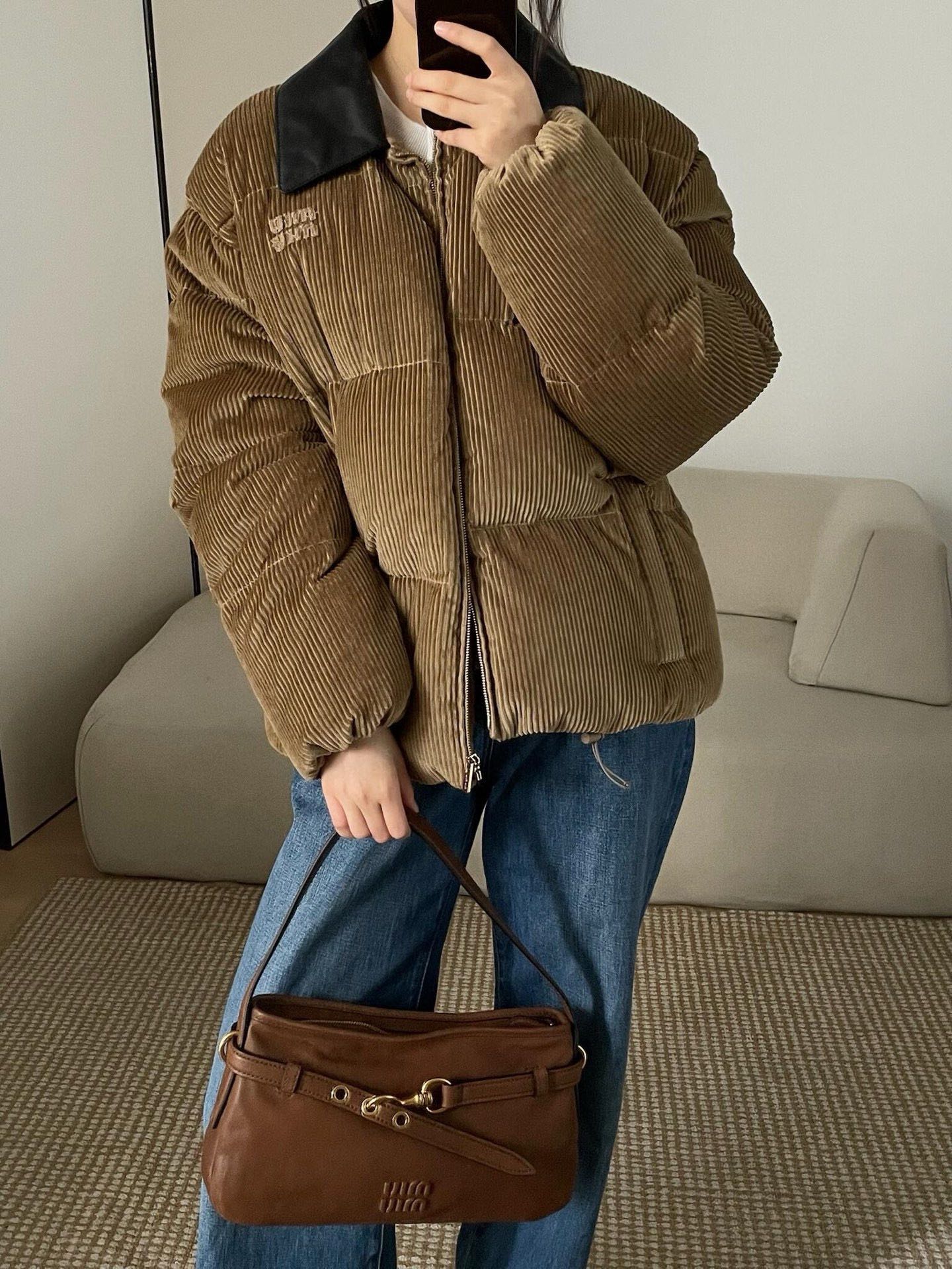 미우미우(MIU MIU) 코듀로이 레더 칼라 다운 패딩 재킷 상의 의류