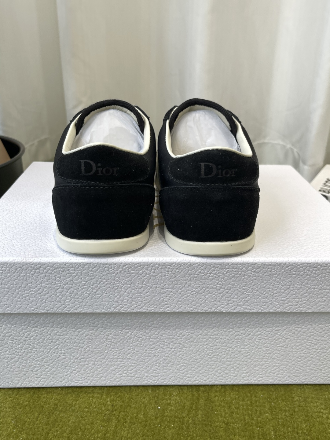 디올(DIOR) 리본 레터링 스웨이드 독일군 스니커즈 신발