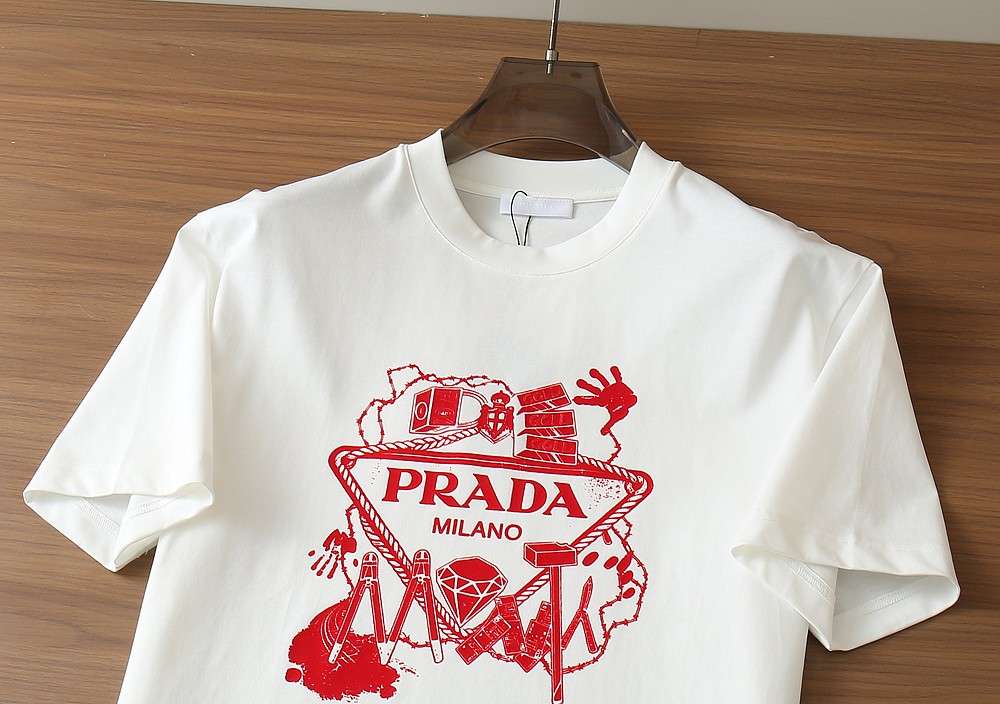 프라다(PRADA) 아트워크 로고 프린트 반팔 티셔츠 상의 의류