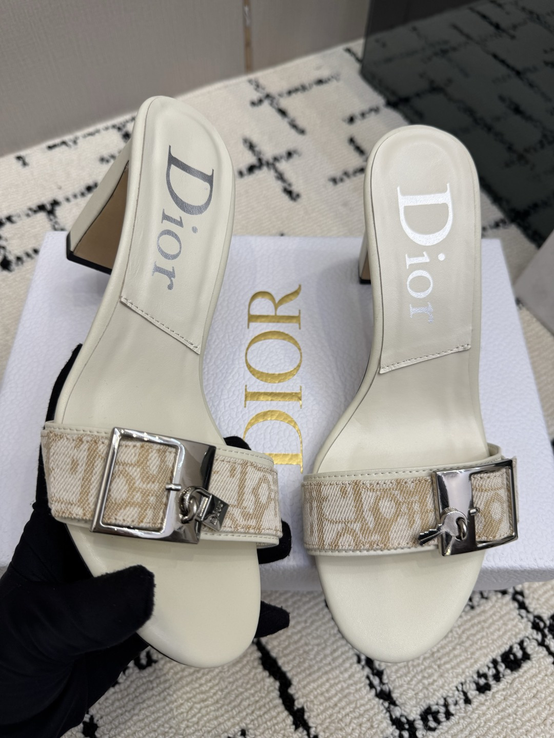 디올(DIOR) 로고 버클 뮬 힐 샌들 신발