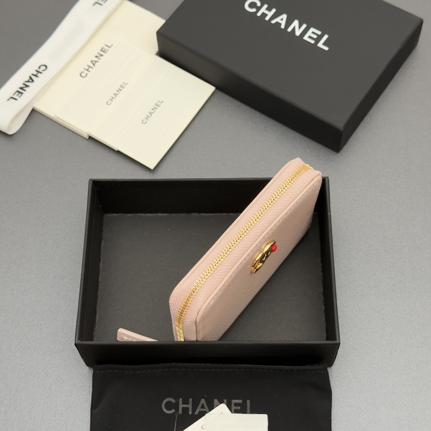 [Chanel] 샤넬 메탈 로고 지퍼 카드 지갑