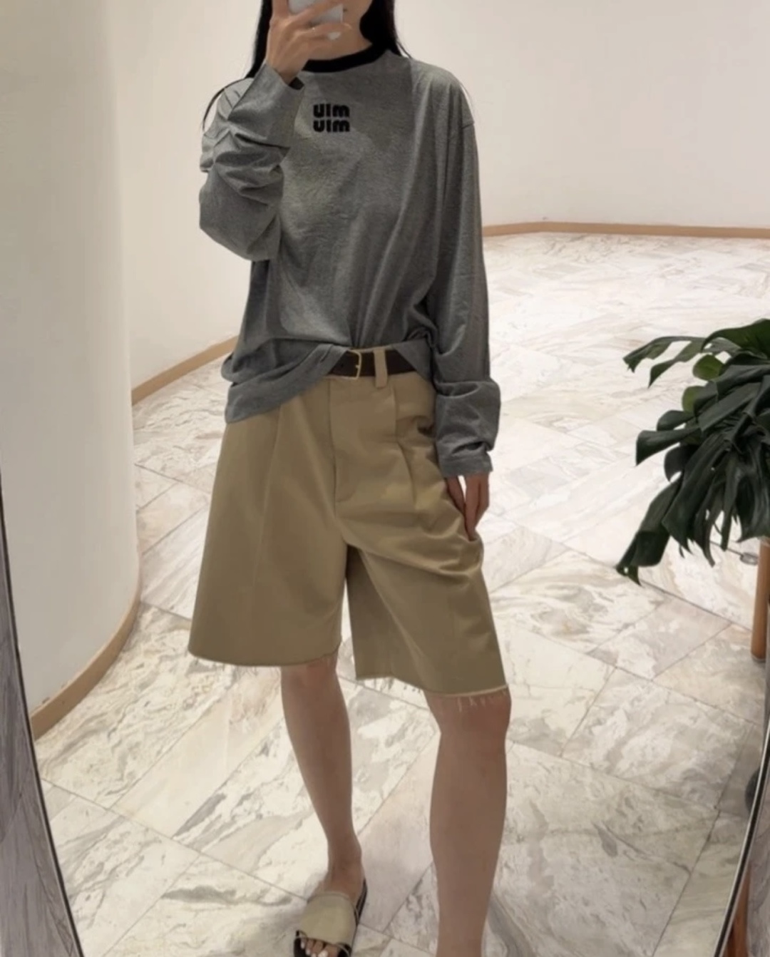 미우미우(MIU MIU) 배색 카라 로고 자수 긴팔 티셔츠 상의 의류