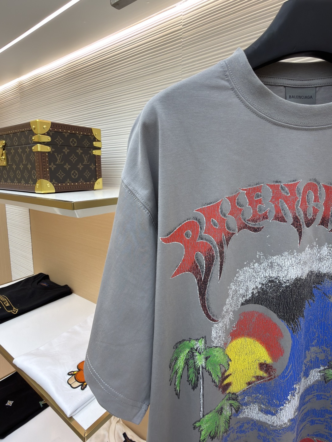 발렌시아가(BALENCIAGA) 그래픽 크랙 프린트 티셔츠 상의 의류
