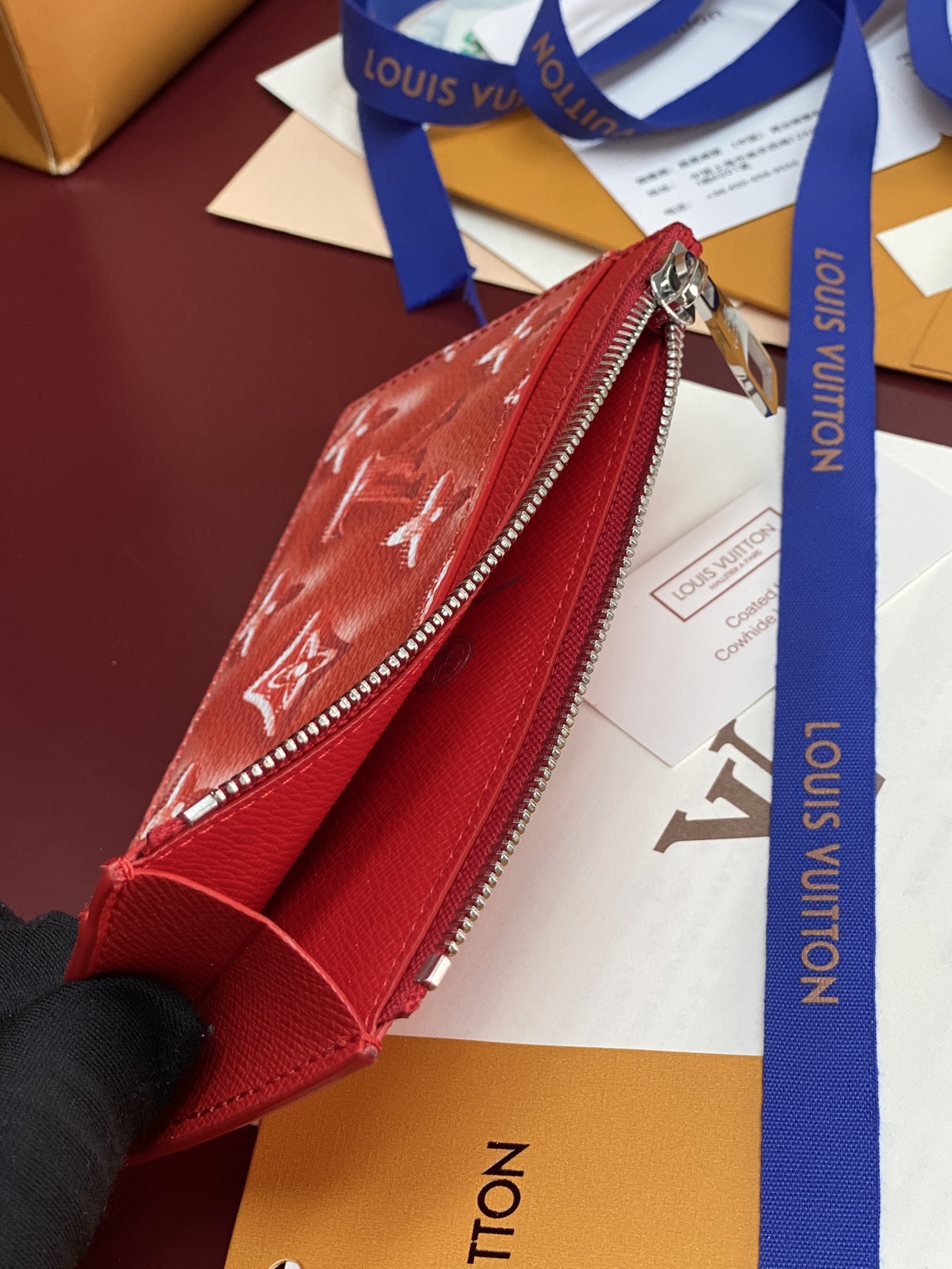 [Louis Vuitton] LV 루이비통 타이카 모노그램 코인 카드 홀더 (코튼 레드) 지갑