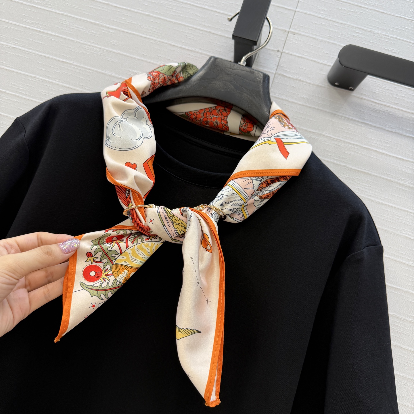 [Hermès] 에르메스 26SS 마안 버클 실크 스카프 프린팅 반팔 티셔츠