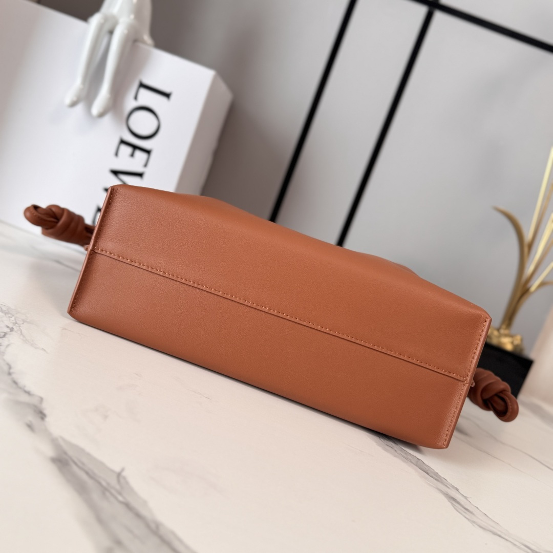 LOEWE 로에베 Flamenco 플라멩코 나파 카프스킨 숄더/클러치백 (미디엄) 가방 / 262386