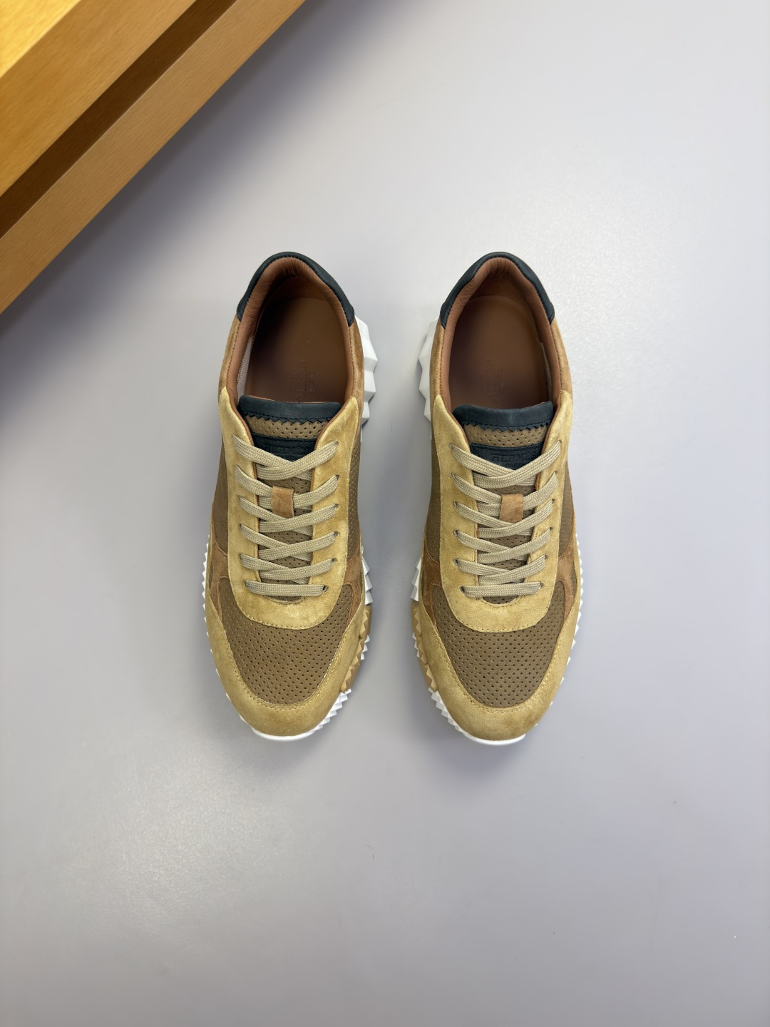 [Hermes] 에르메스 타공 나파 레더 스니커즈 신발