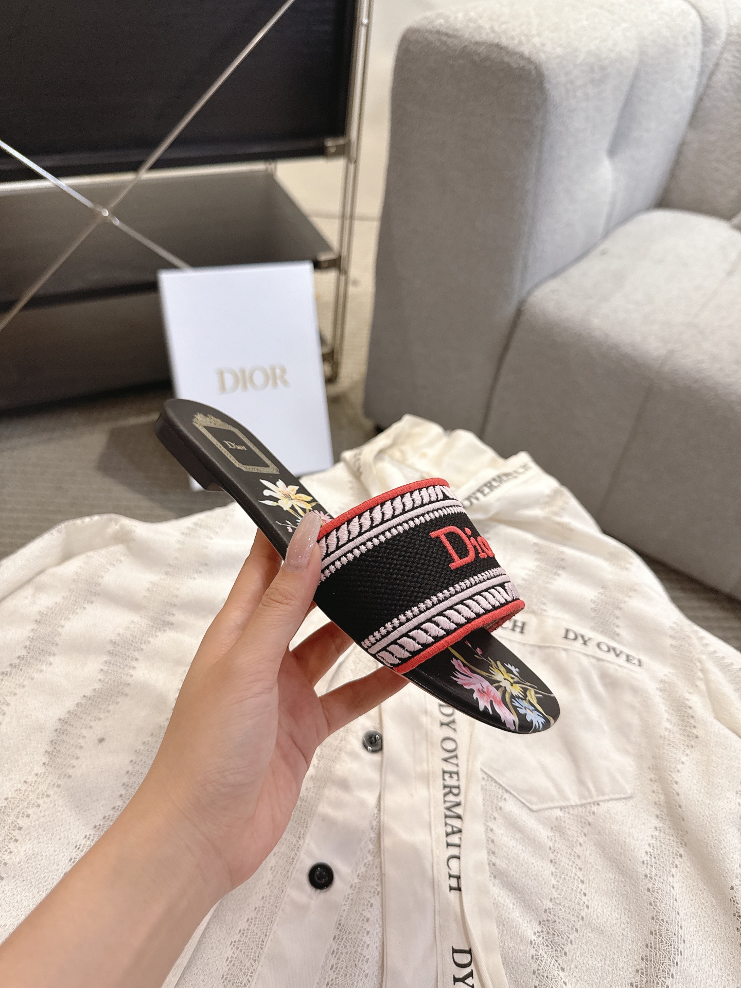 디올(DIOR) 플라워 자수 로고 슬라이드 슬리퍼