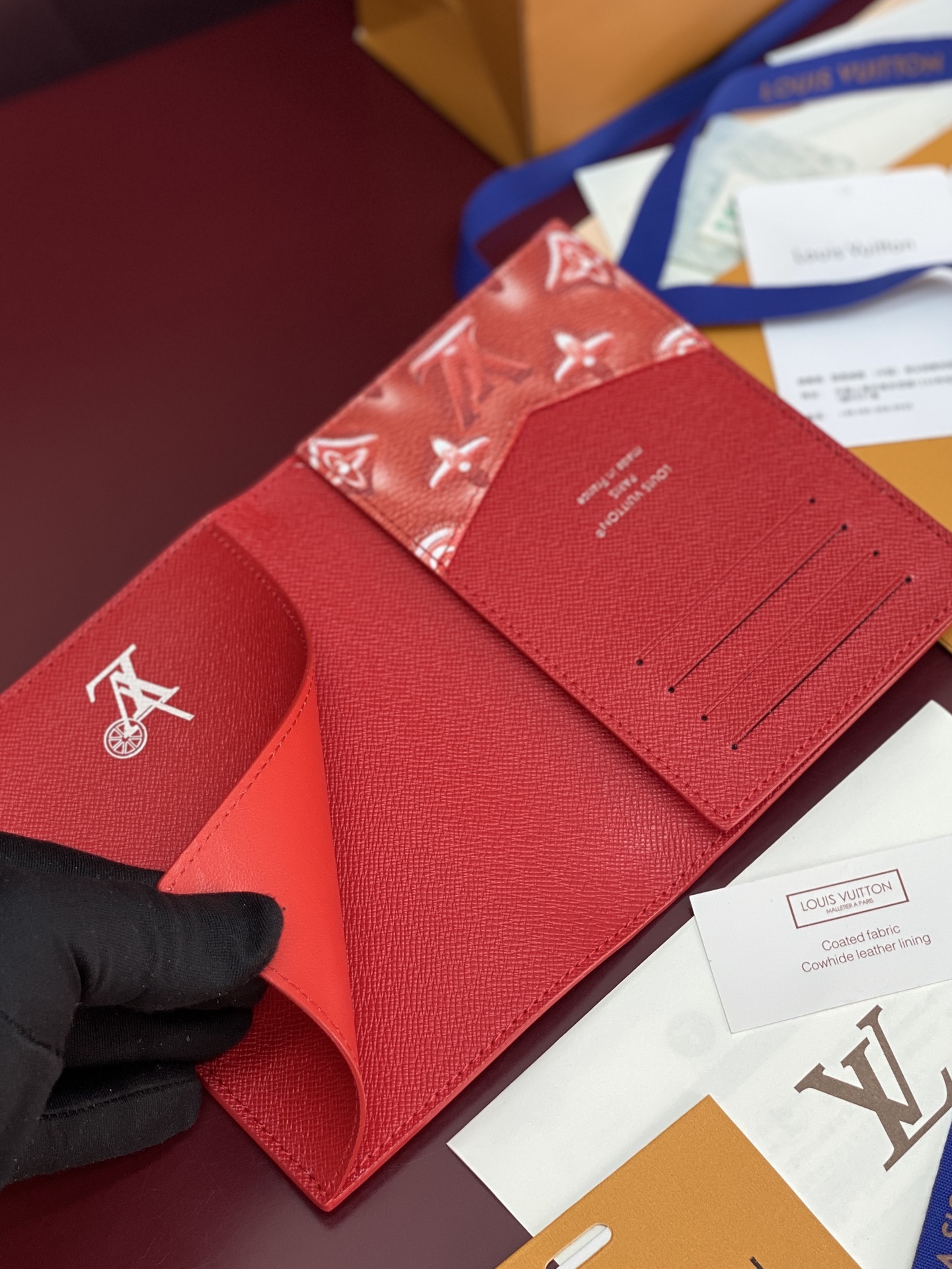 [Louis Vuitton] LV 루이비통 모노그램 포레스트 패스포트 커버 (코튼 레드) 여권 지갑
