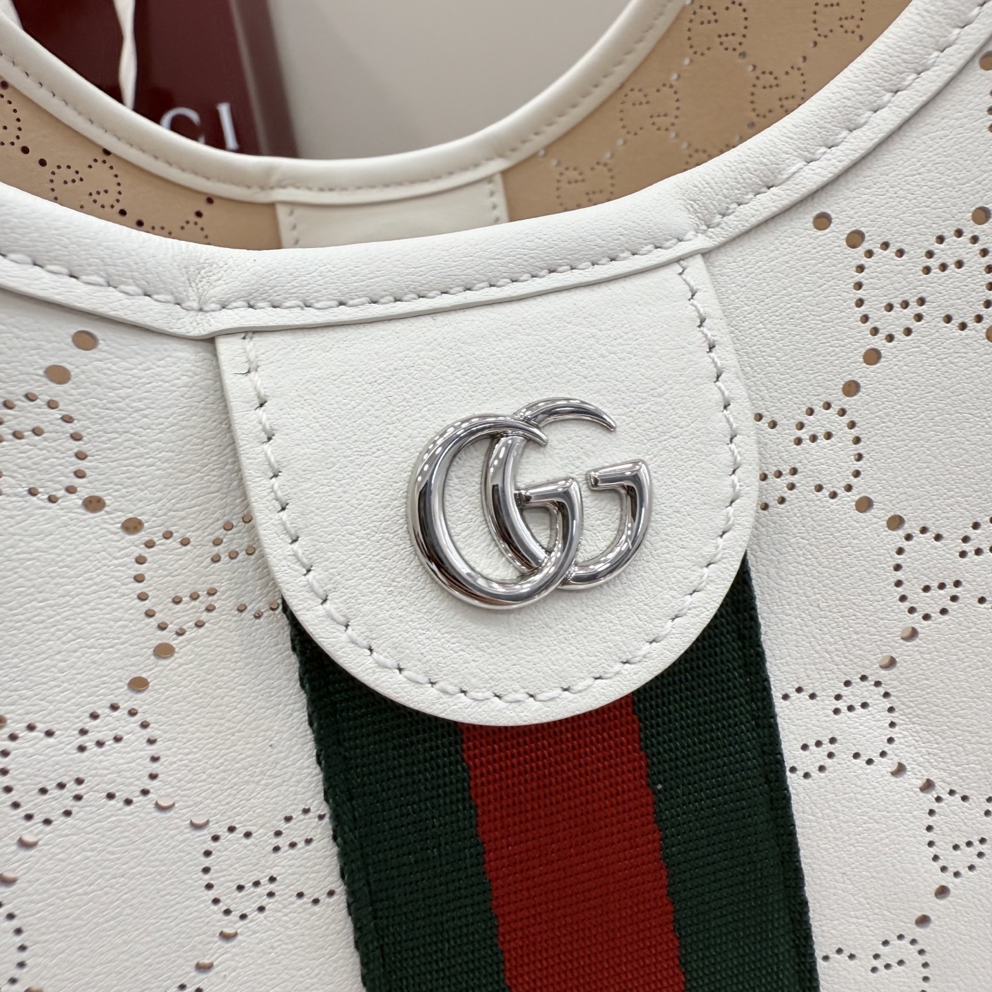 GUCCI 구찌 Generation 제너레이션 GG 질리오(Giglio) 펀칭 레더 토트백 가방