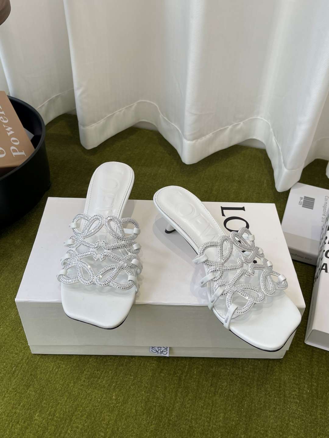로에베(LOEWE) 아나그램 라인스톤 미들 힐 신발 복제