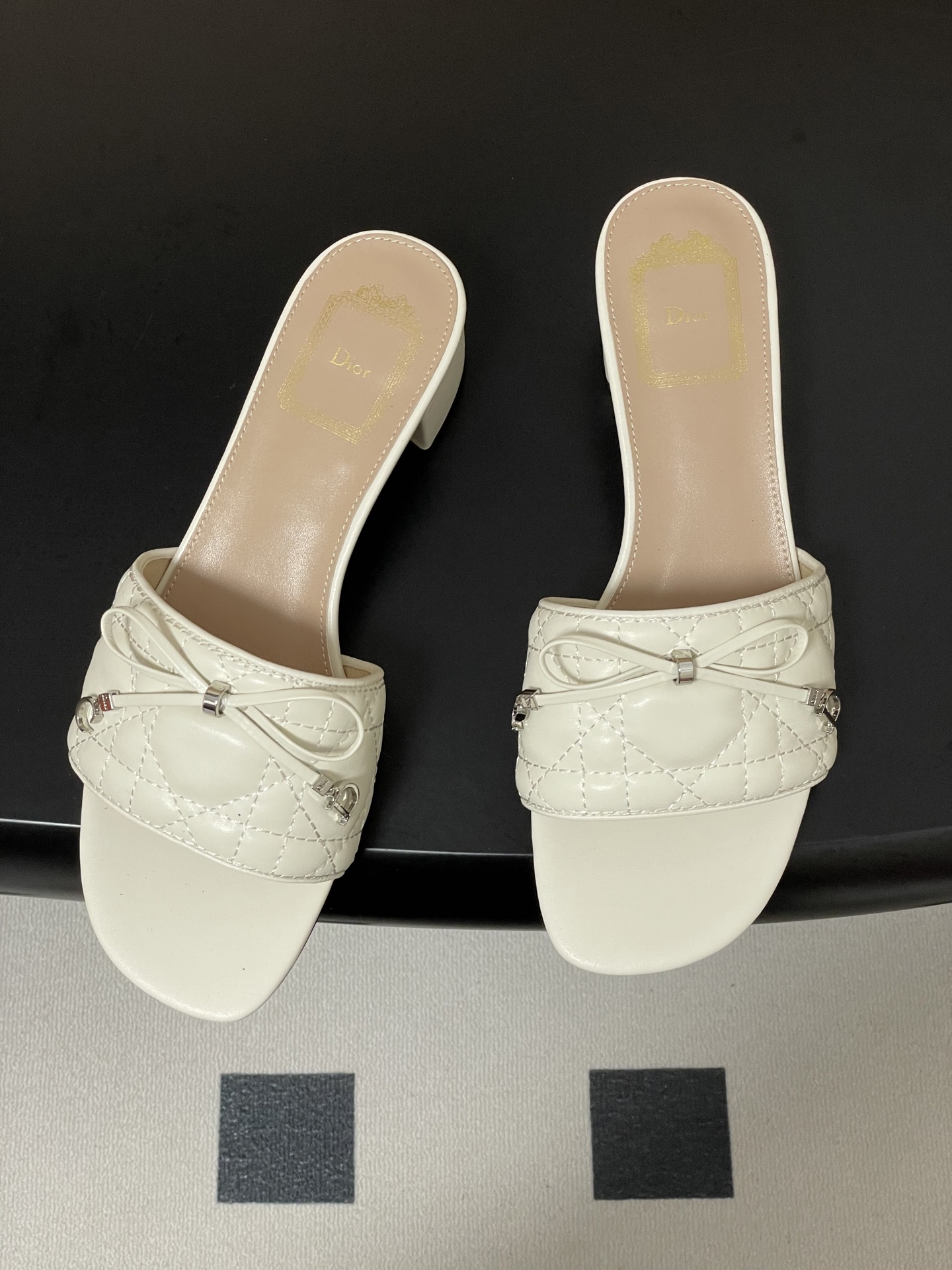 디올(DIOR) 퀼팅 리본 미들굽 슬리퍼 신발