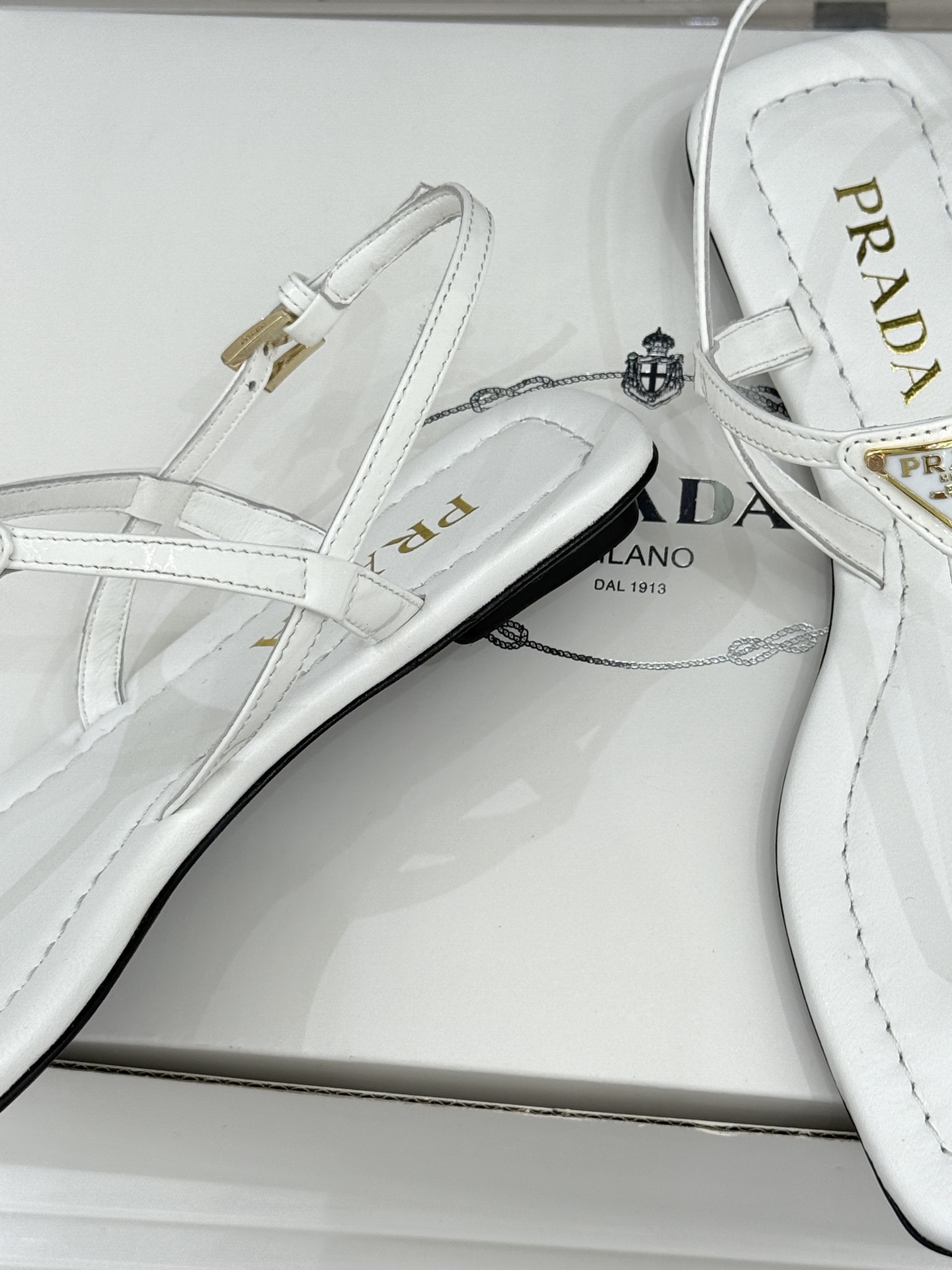 프라다(PRADA) 삼각 로고 플립플랍 샌들 신발