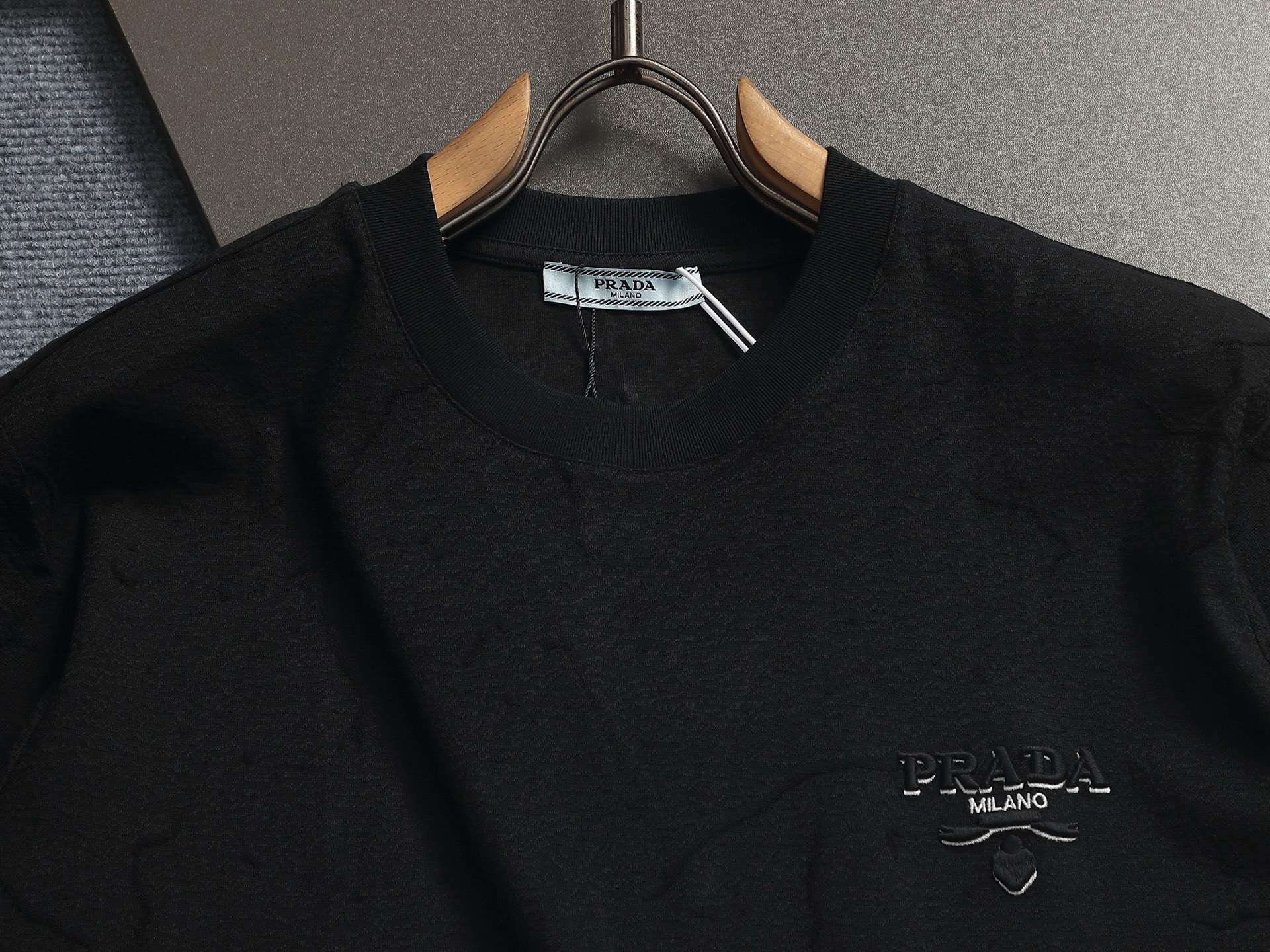 프라다(PRADA) 레터링 로고 삼각 패치 반팔 티셔츠 상의 의류