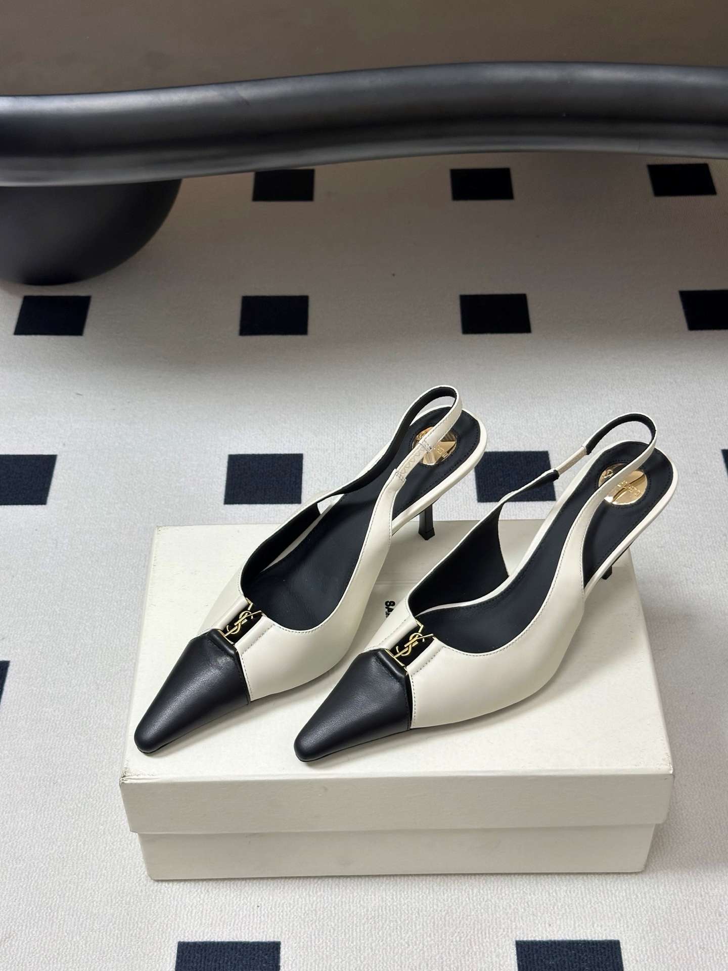 생로랑(SAINT LAURENT) YSL 메탈 로고 캡토 슬링백 펌프스 신발