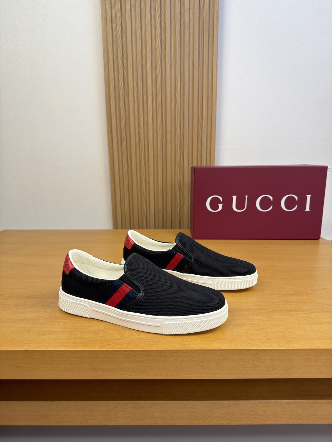 [Gucci] 구찌 스톤 엠보스 레더 믹스 스니커즈 슬립온 신발