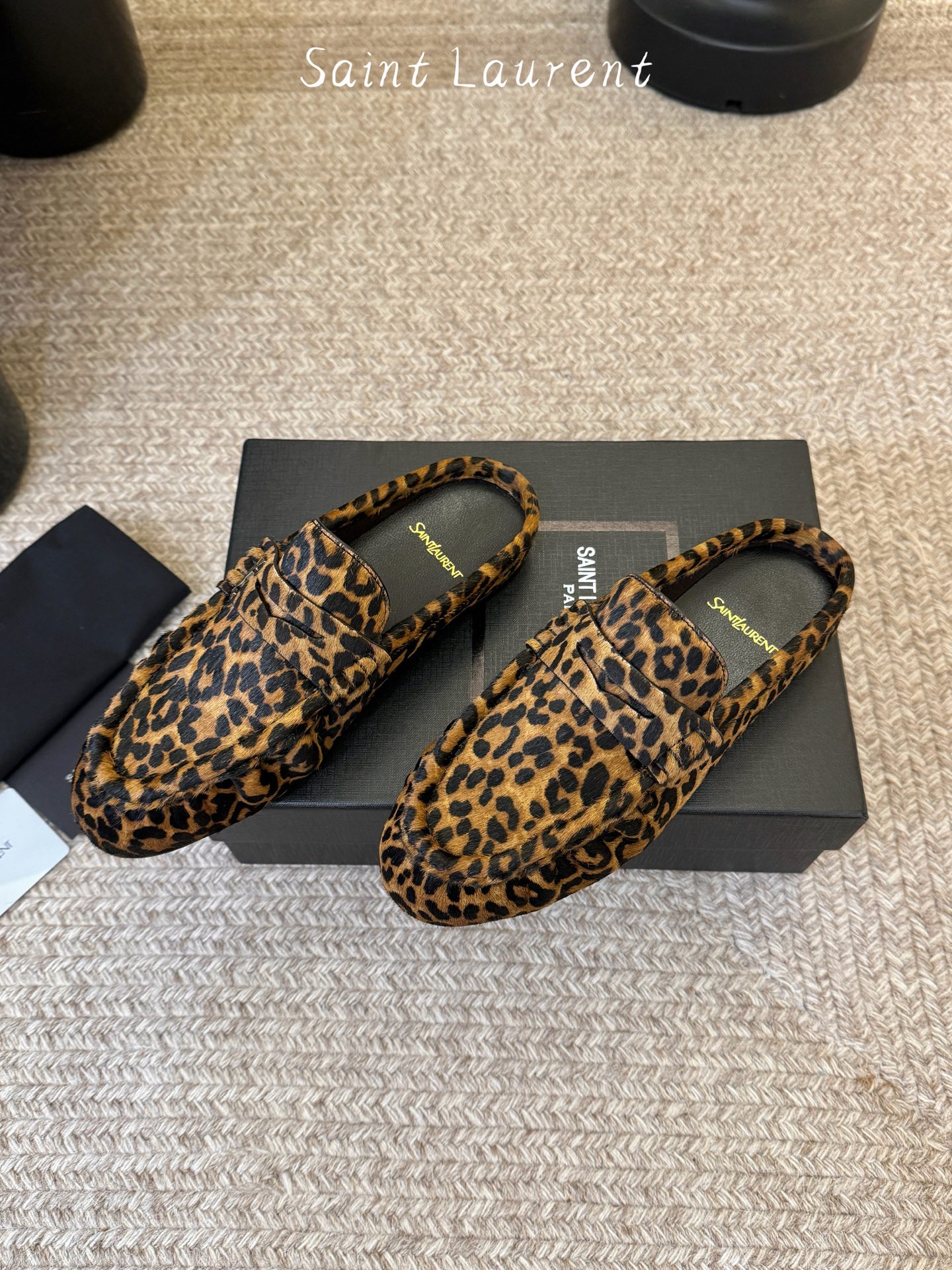 생로랑(SAINT LAURENT) 스웨이드 페니 백리스 로퍼 신발