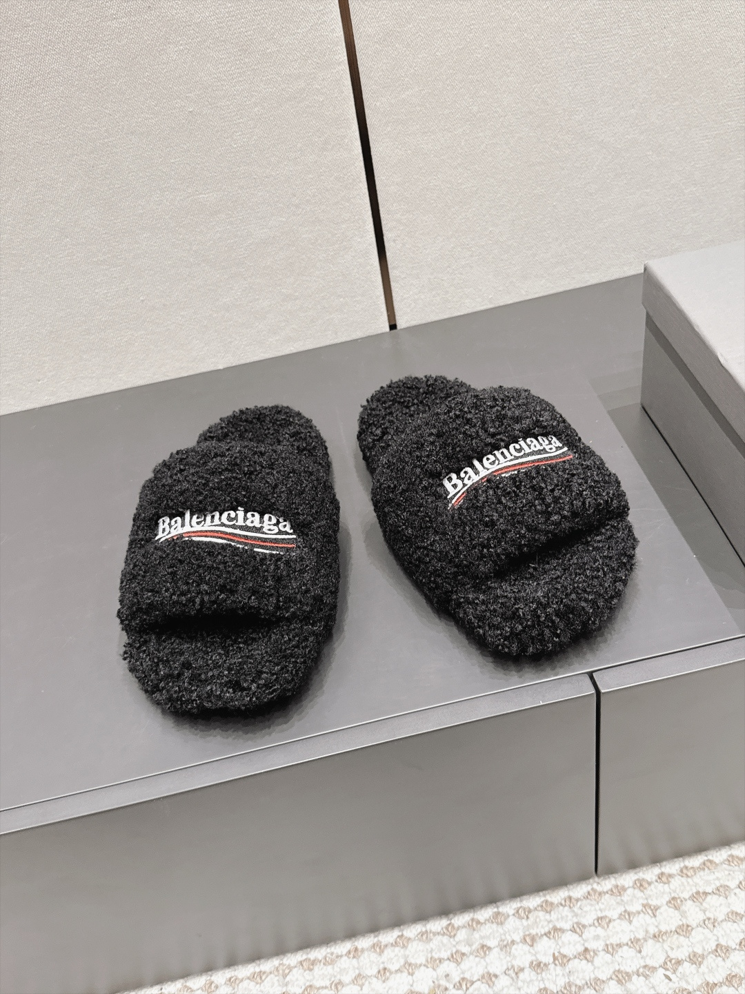 발렌시아가(BALENCIAGA) 퍼 플랫폼 슬리퍼 신발