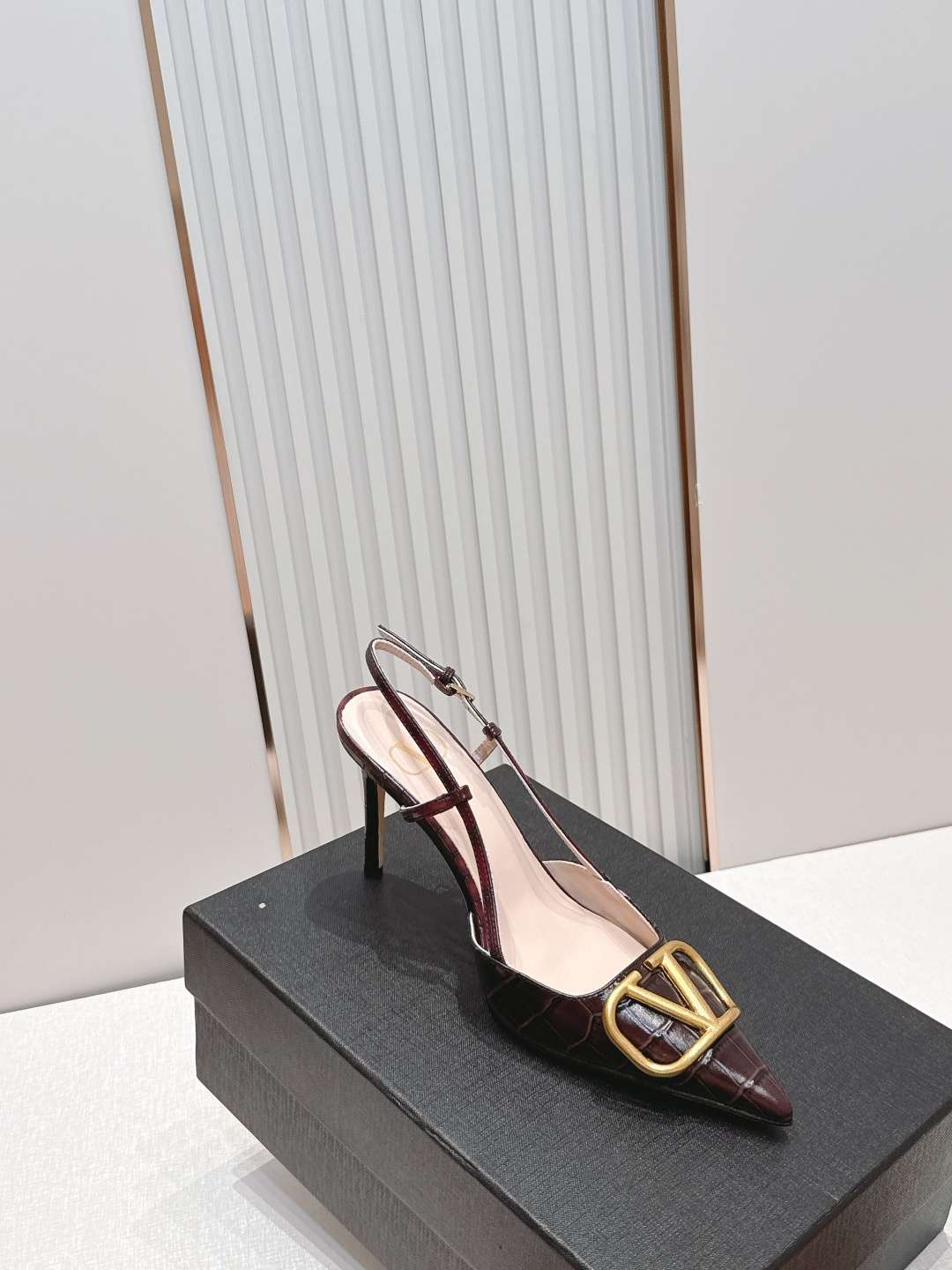 발렌티노(VALENTINO) 시그니처 슬링백 하이힐 신발