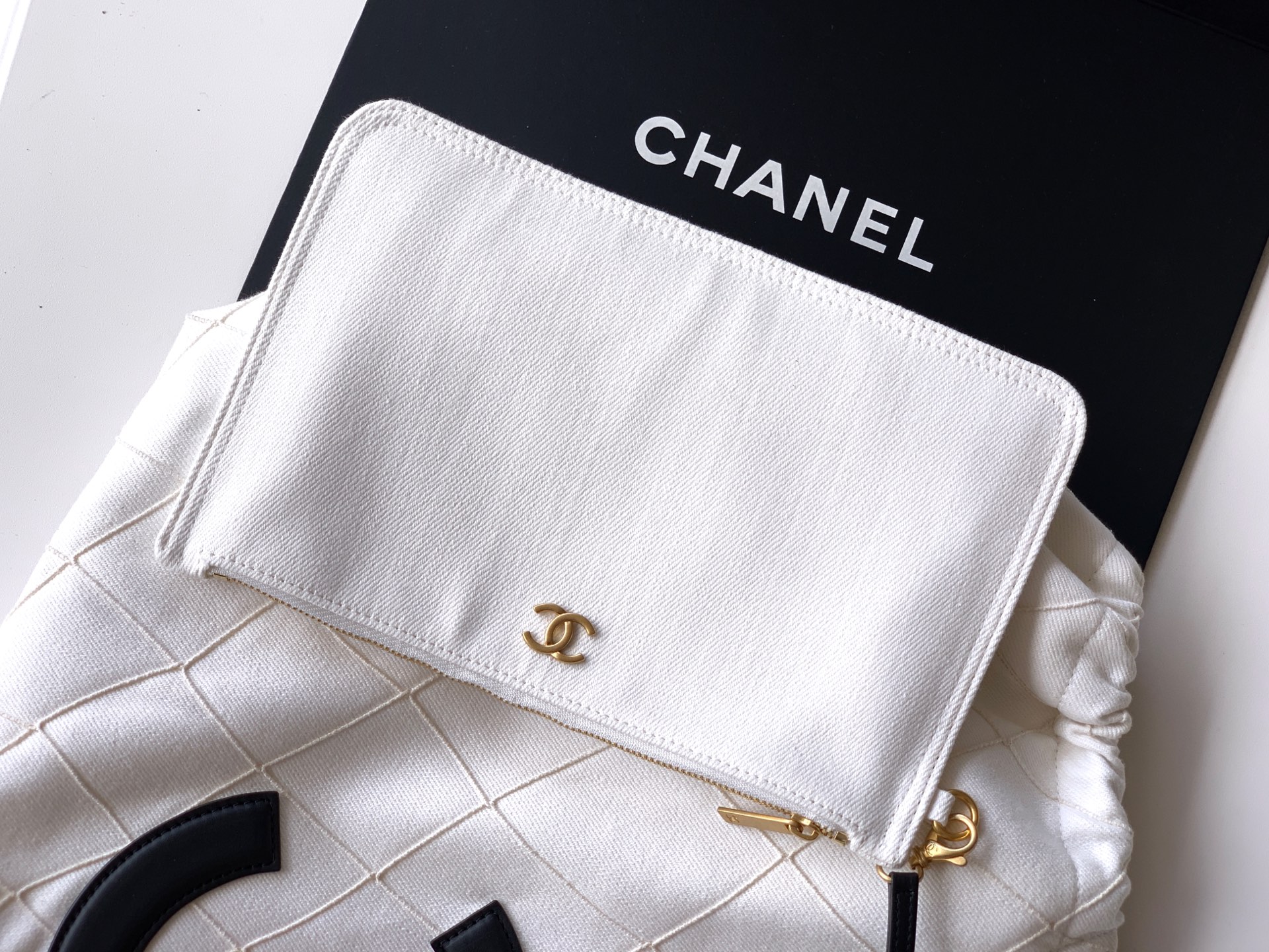 [Chanel] 샤넬 26SS 화이트 CC 로고 캔버스 토트백 가방