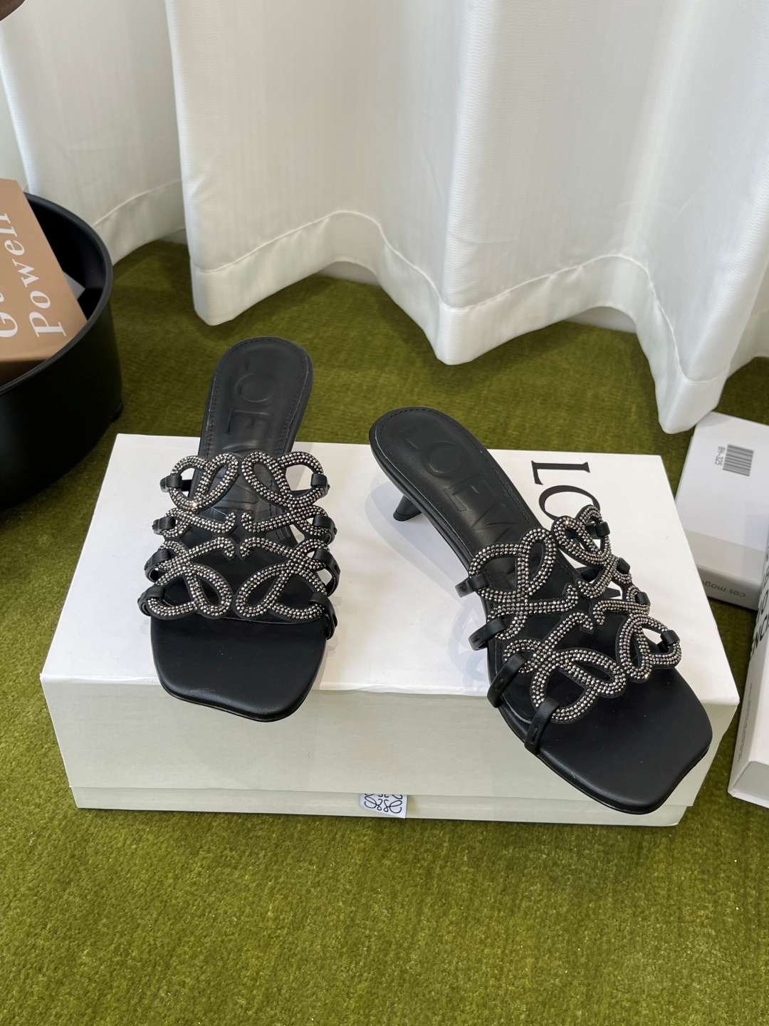 로에베(LOEWE) 아나그램 라인스톤 미들 힐 신발