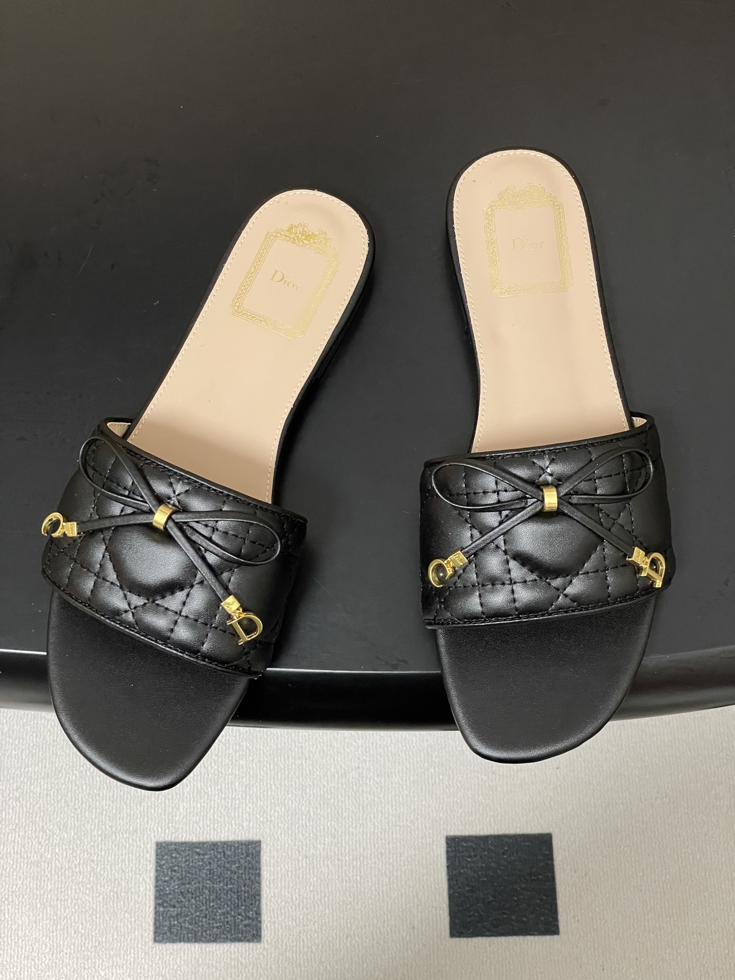 디올(DIOR) 퀼팅 리본 슬리퍼 신발