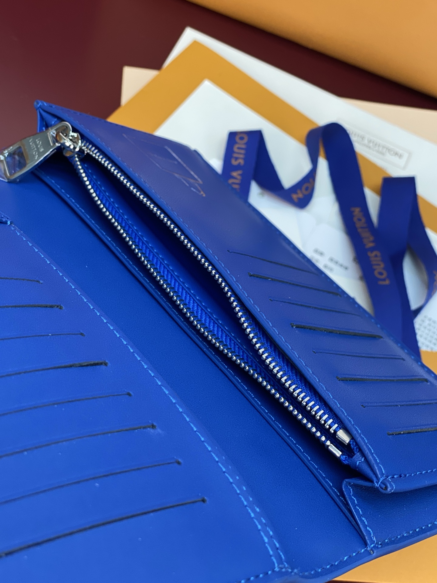 [Louis Vuitton] LV 루이비통 쇼퍼백 모티브 Brazza 브라짜 월렛 지갑 M2A555