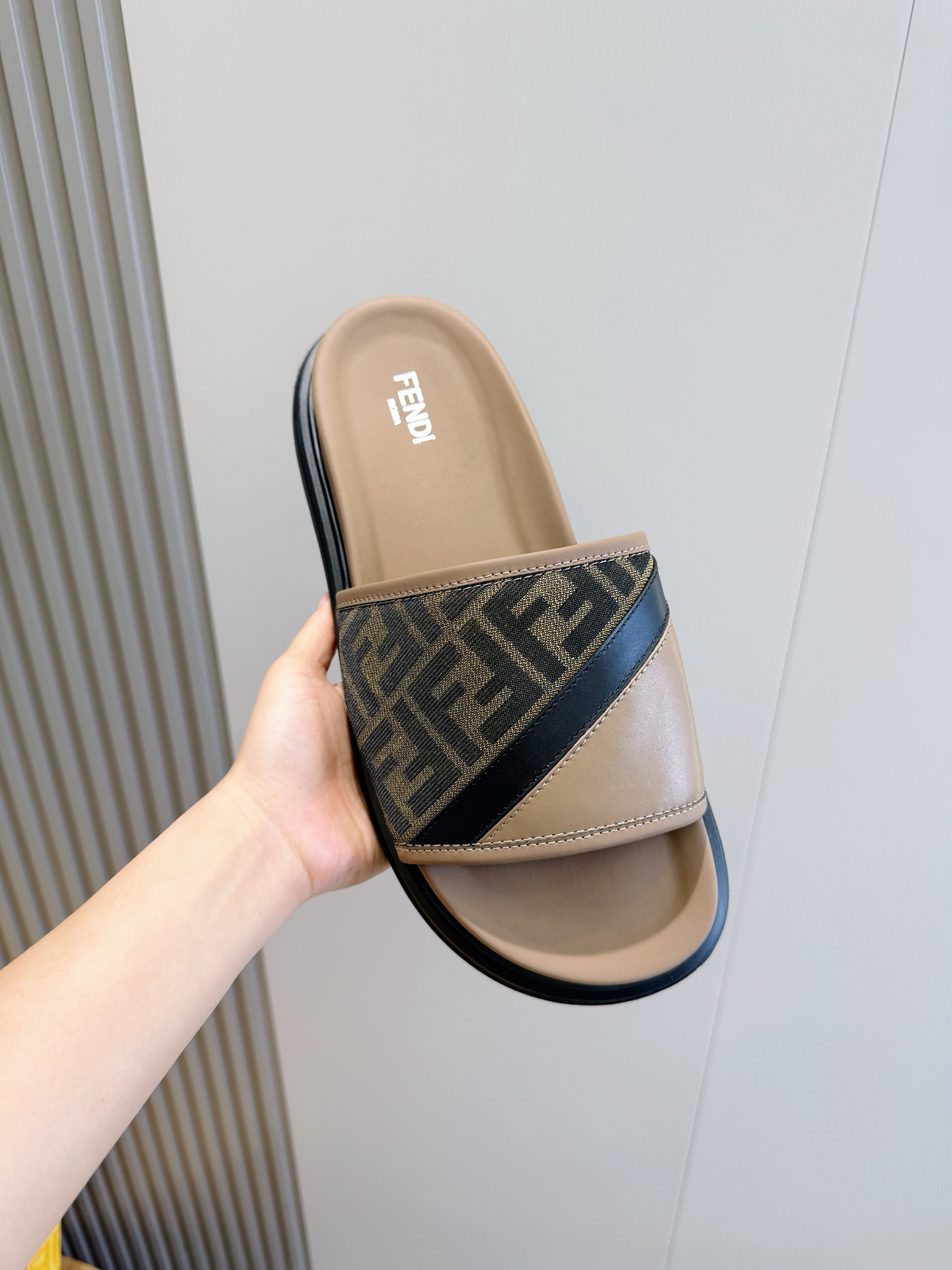 [Fendi] 펜디 맨즈 컬러블록 FF 로고 러버 슬라이드 슬리퍼 신발
