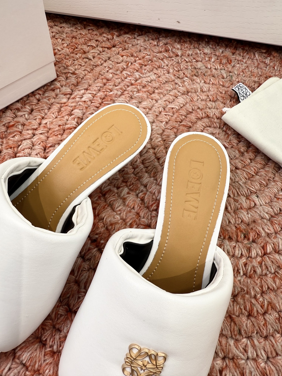 로에베(LOEWE) 아나그램 페블 슬리퍼 샌들 신발