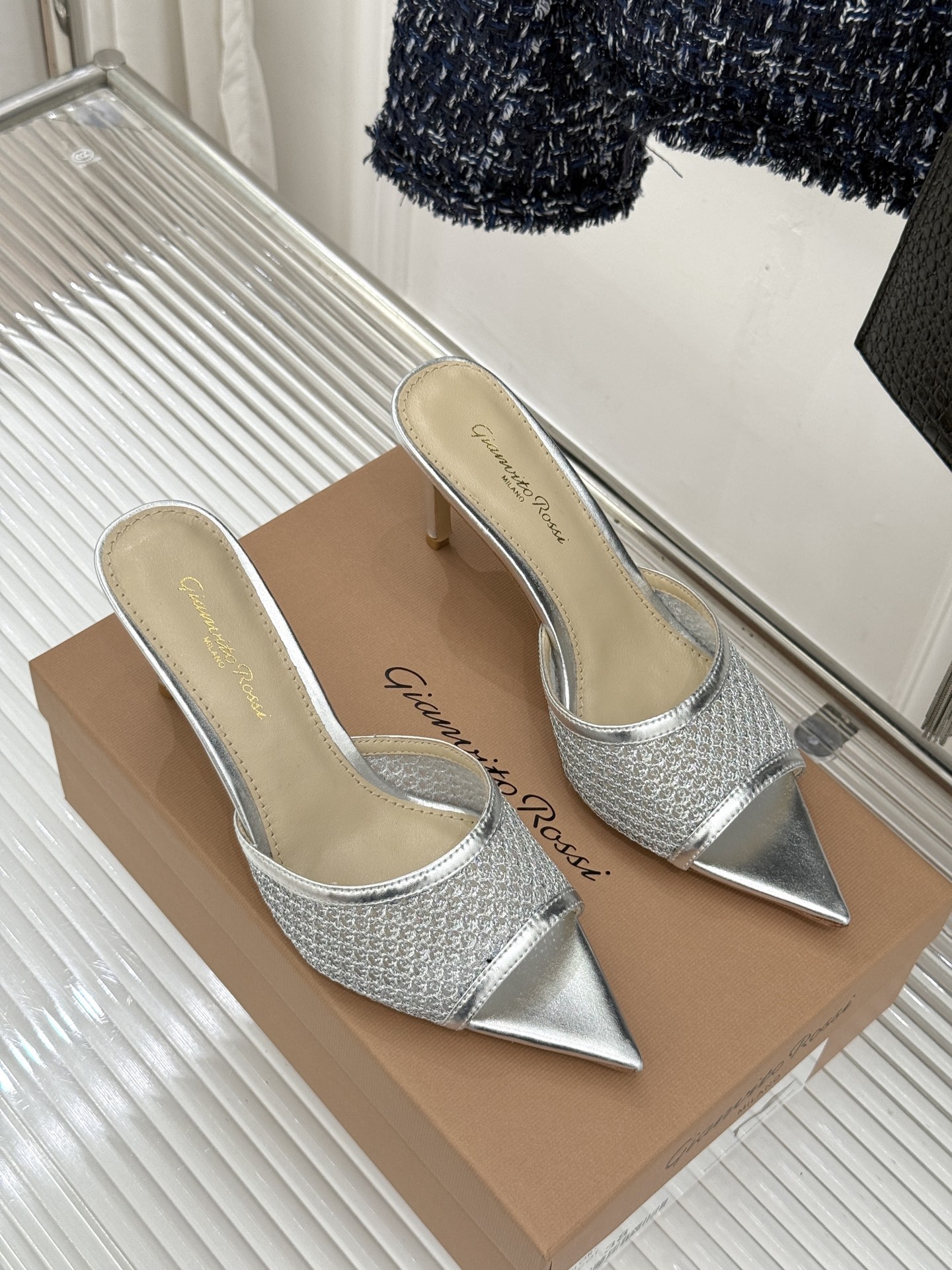 잔비토 로시(Gianvito Rossi) 미니멀 포인티드 힐 슬리퍼 신발