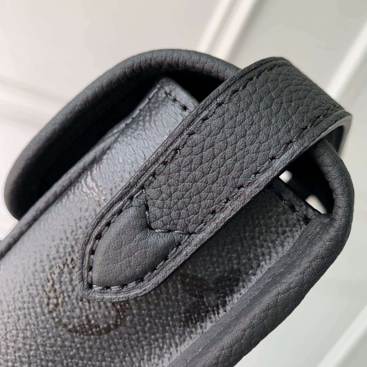 LOUIS VUITTON LV 루이비통 새첼 미니 크로스바디 백 (모노그램 미드나이트 캔버스) 가방