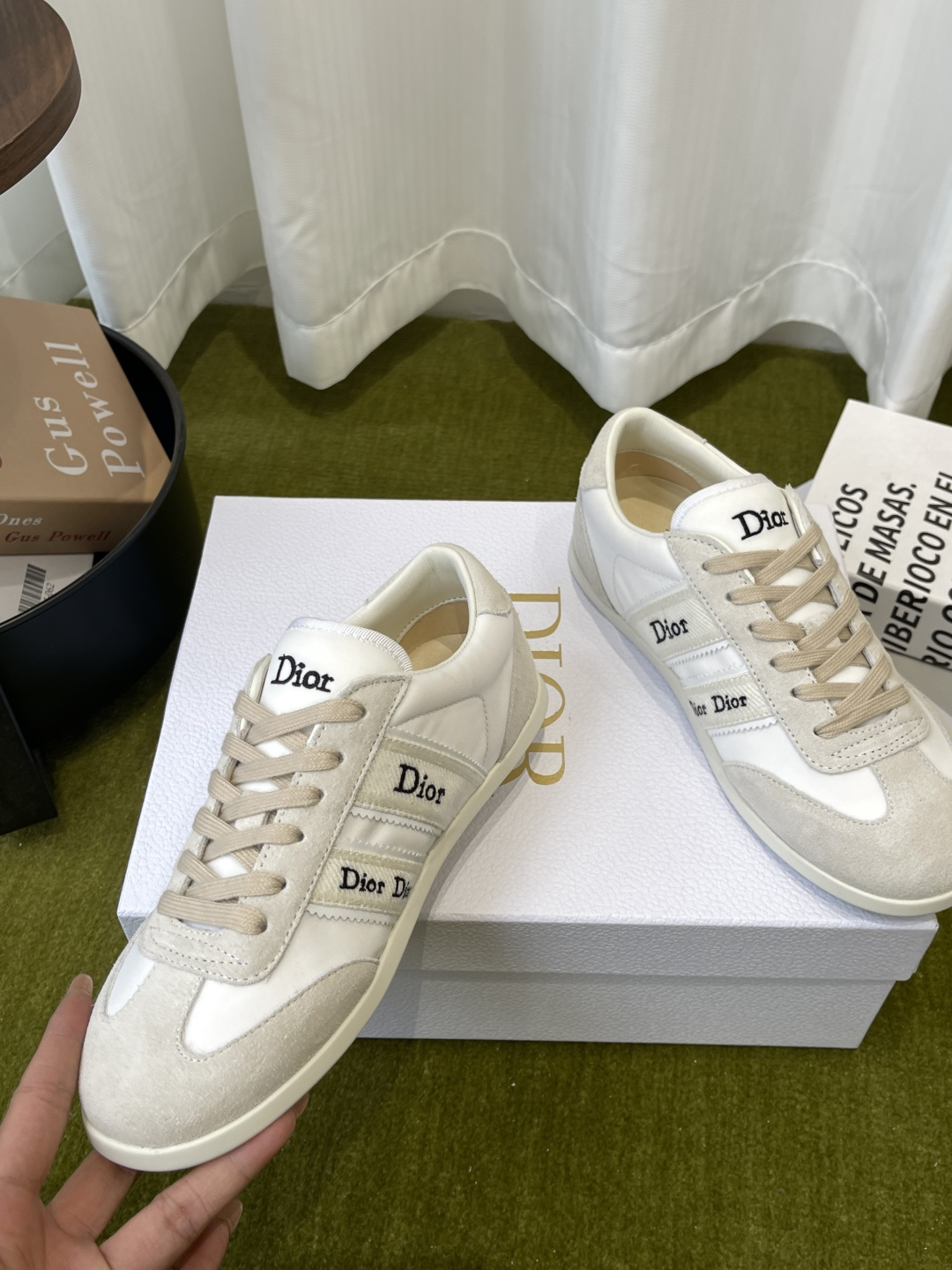디올(DIOR) 리본 레터링 스웨이드 독일군 스니커즈 신발
