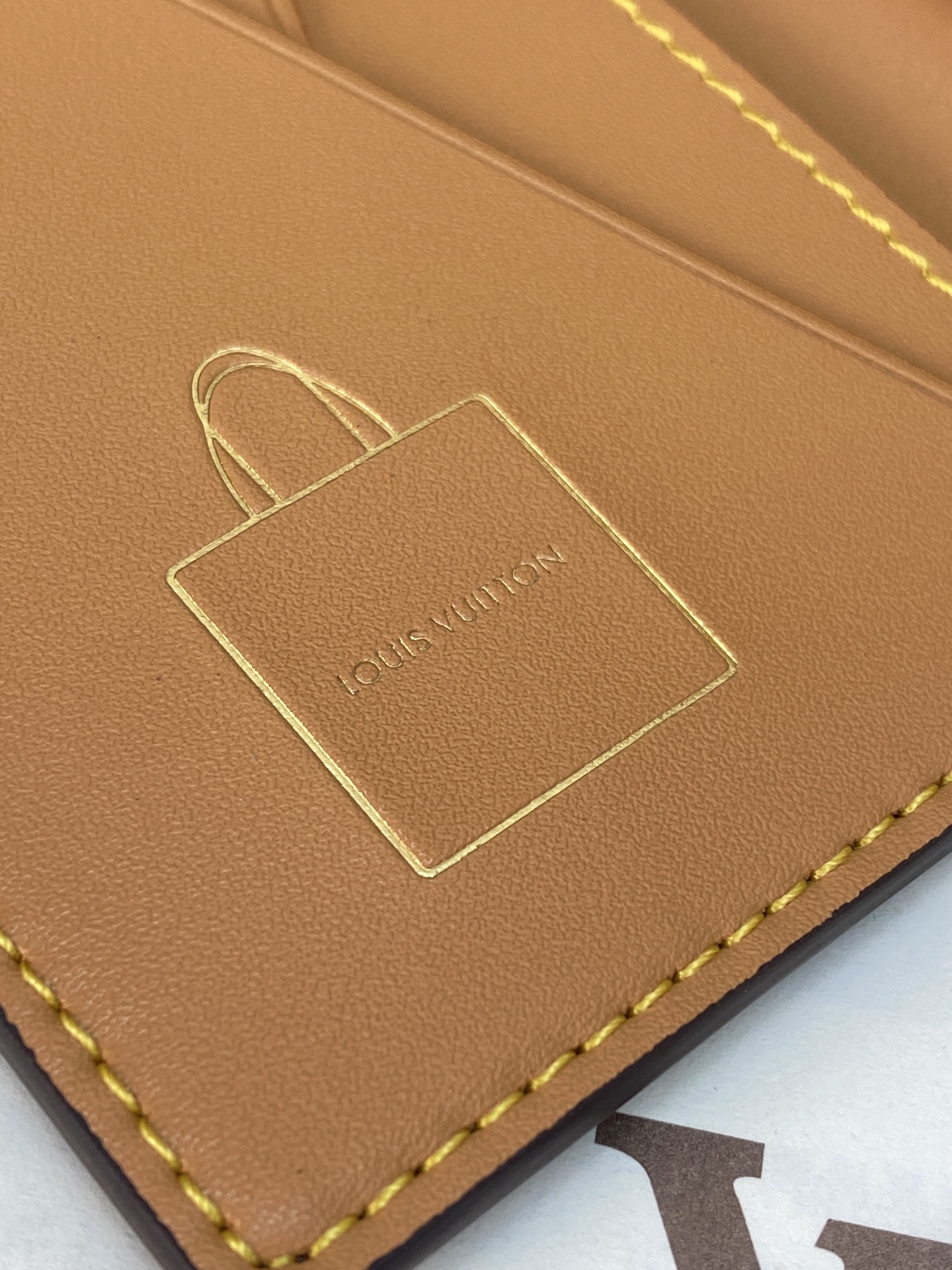 [Louis Vuitton] LV Packaging 루이비통 쇼퍼백 모티브 포켓 월렛 모노그램 (칩 내장형) 지갑 M2A495