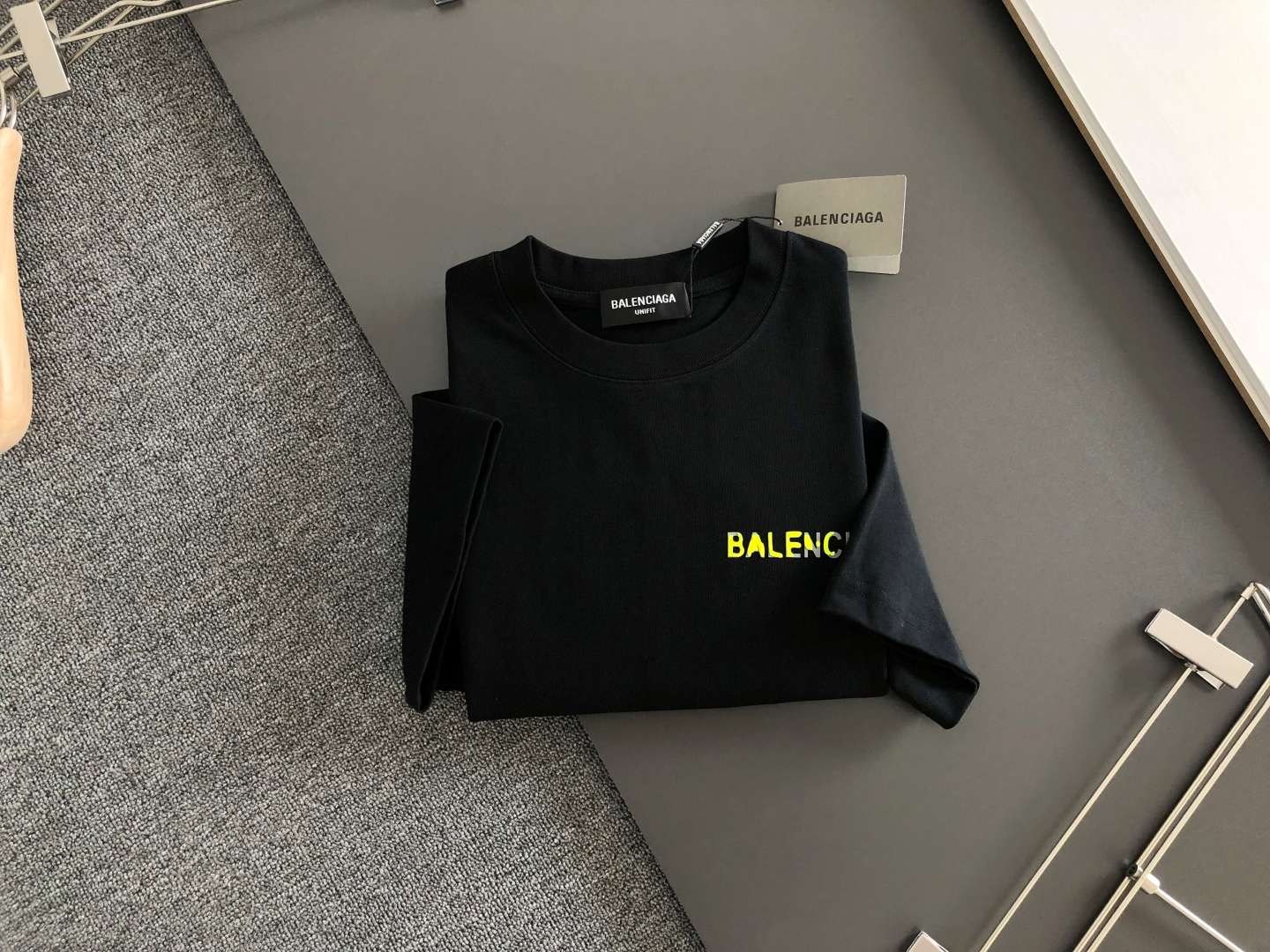 발렌시아가(BALENCIAGA) 그래픽 프린트 반팔 티셔츠 상의 의류